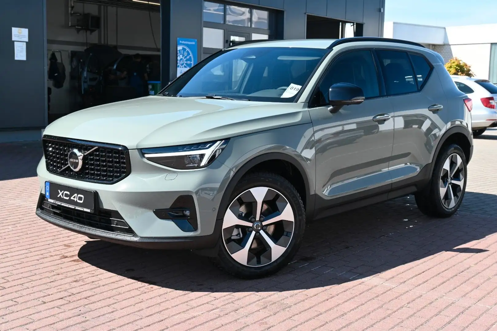 Volvo XC40 B4 DKG Plus Dark*FSHZG*360°*ACC*Allwetter Grün - 1