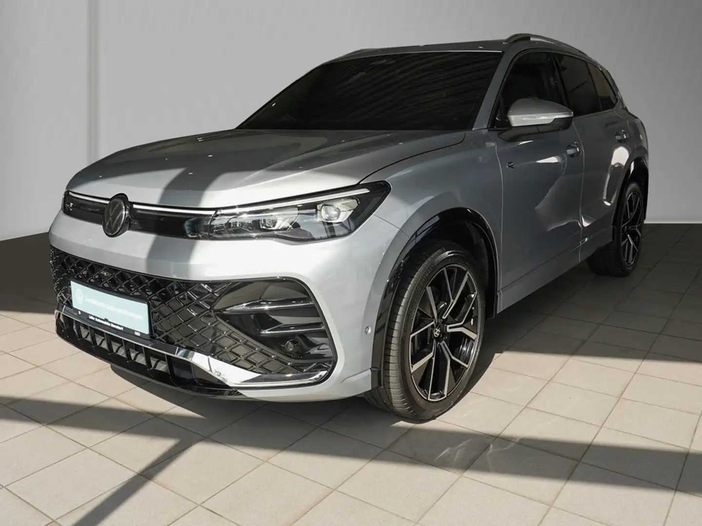 Volkswagen Tiguan 2.0 TDI DSG 4Motion R-Line *Pano*AHK*Standhzg.*... Zilver - 2