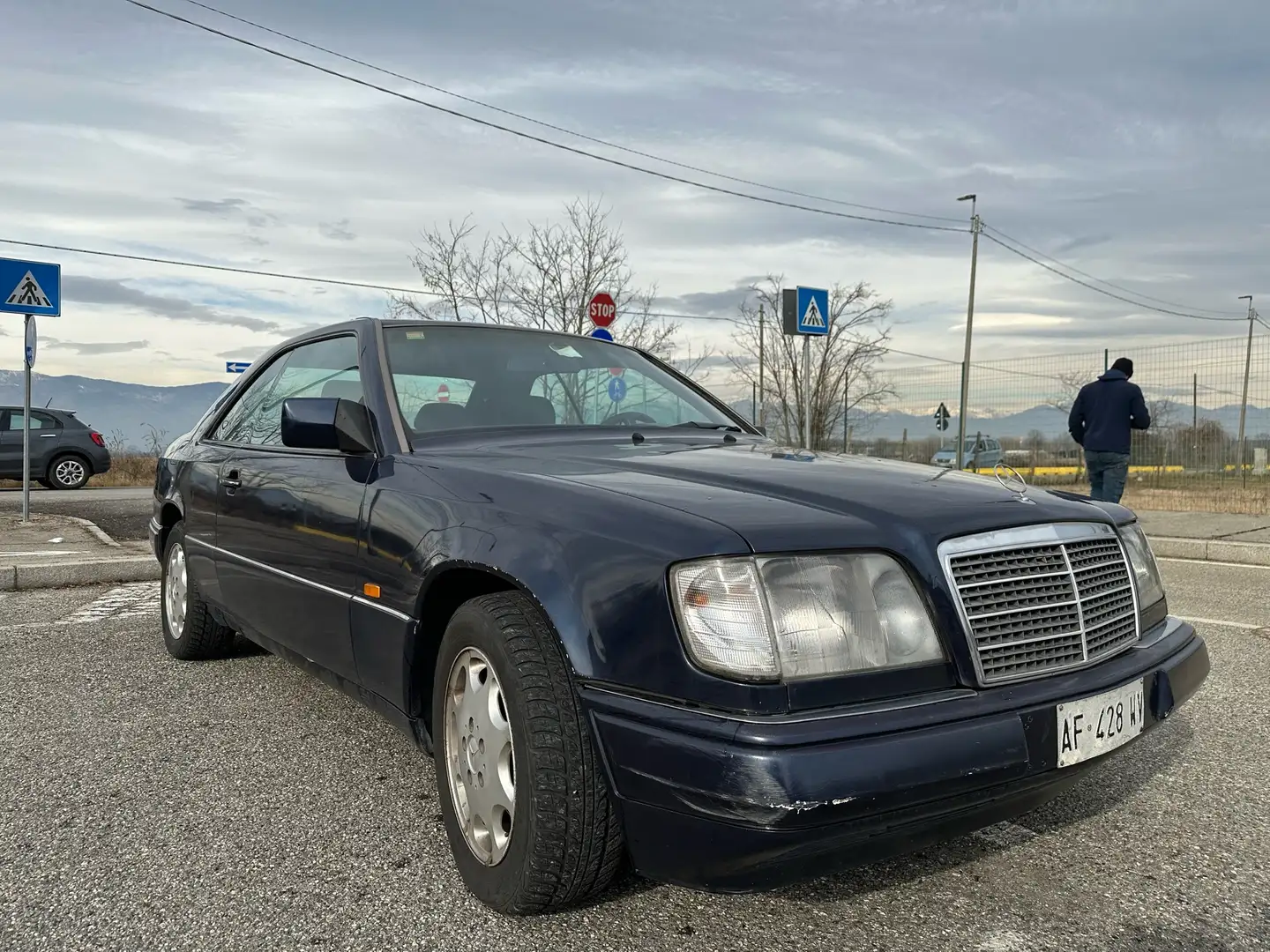 Mercedes-Benz E 200 Coupe Blue - 1