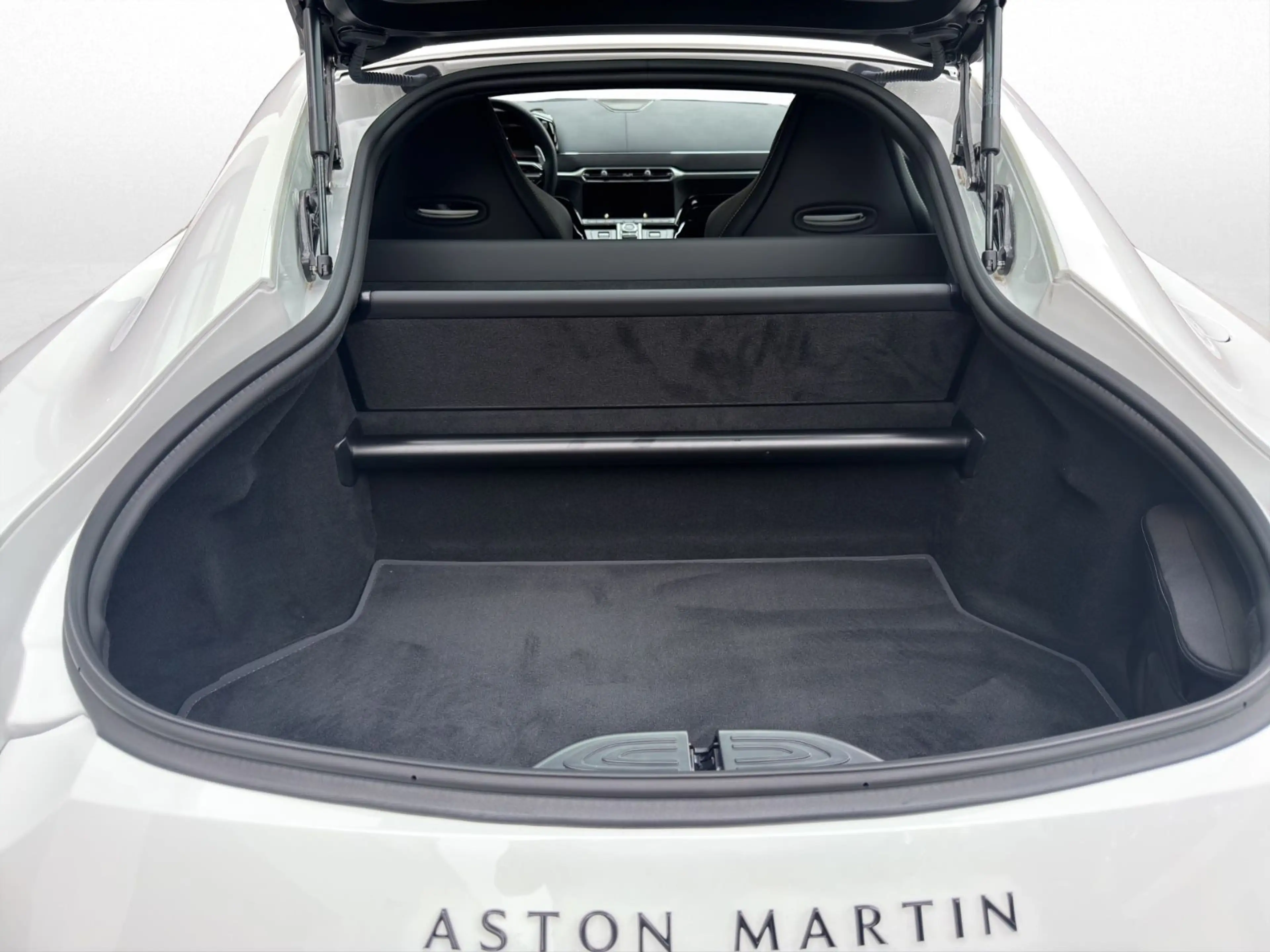 Aston Martin V8 MY25 — photo 12