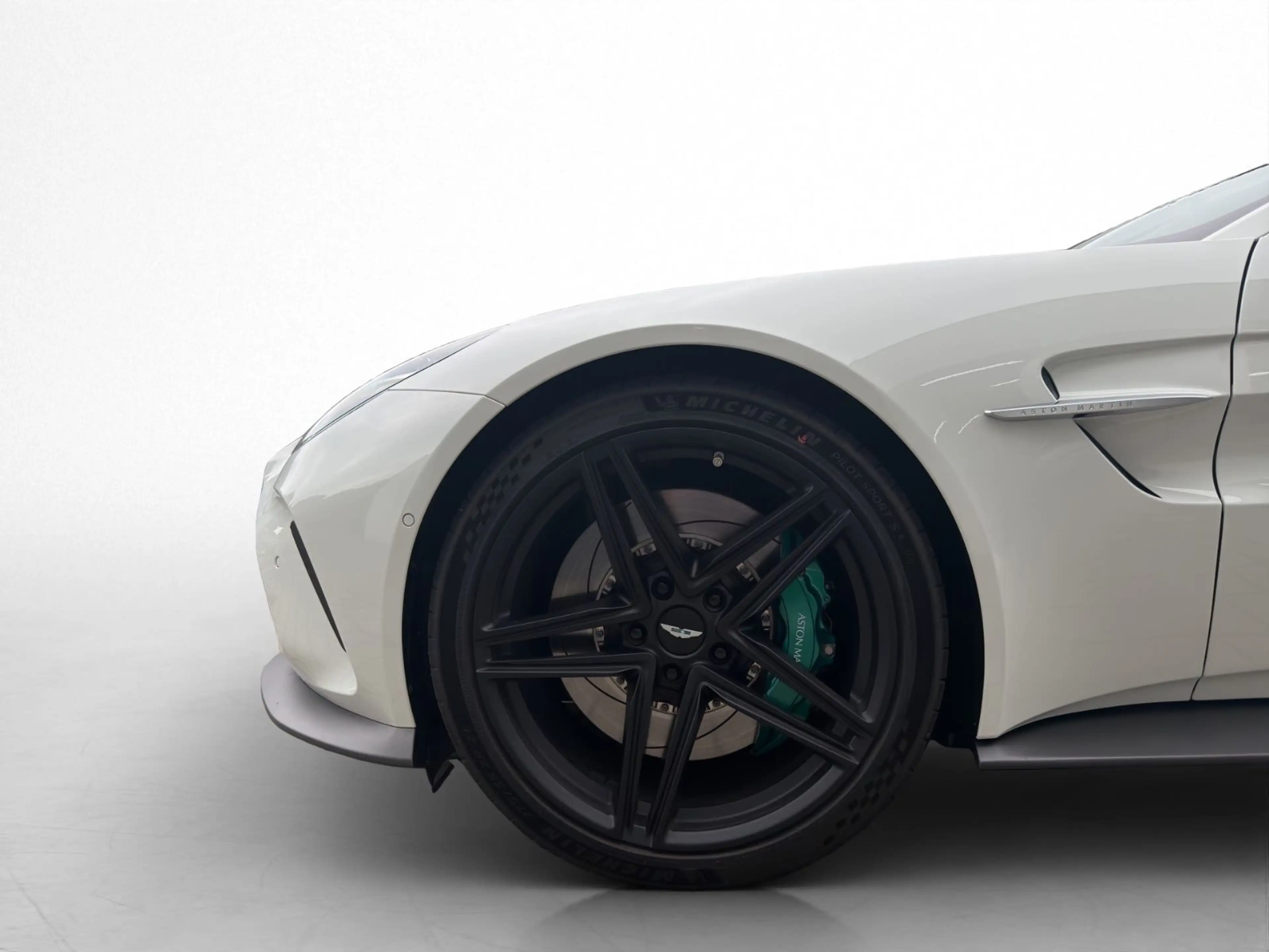 Aston Martin V8 MY25 — photo 11