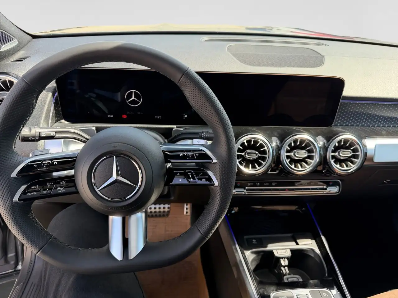Mercedes-Benz GLB photo Mercedes-Benz GLB