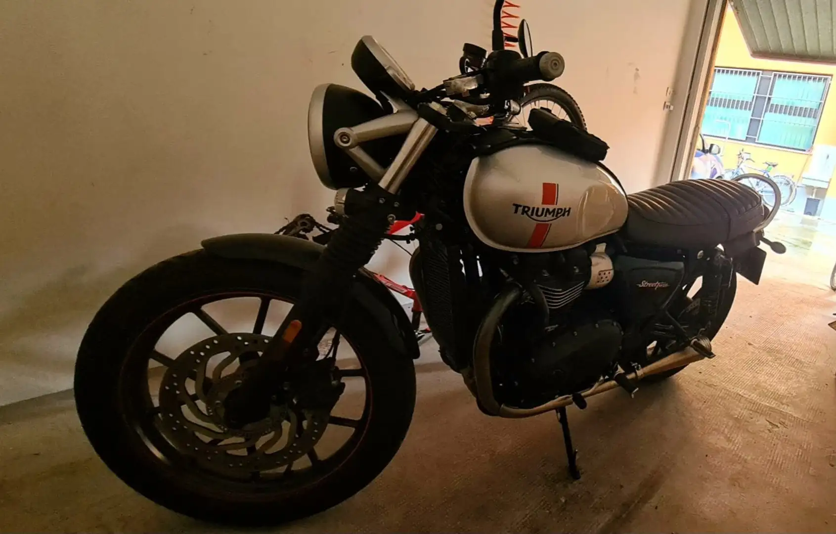Triumph Street Twin Grigio - 2