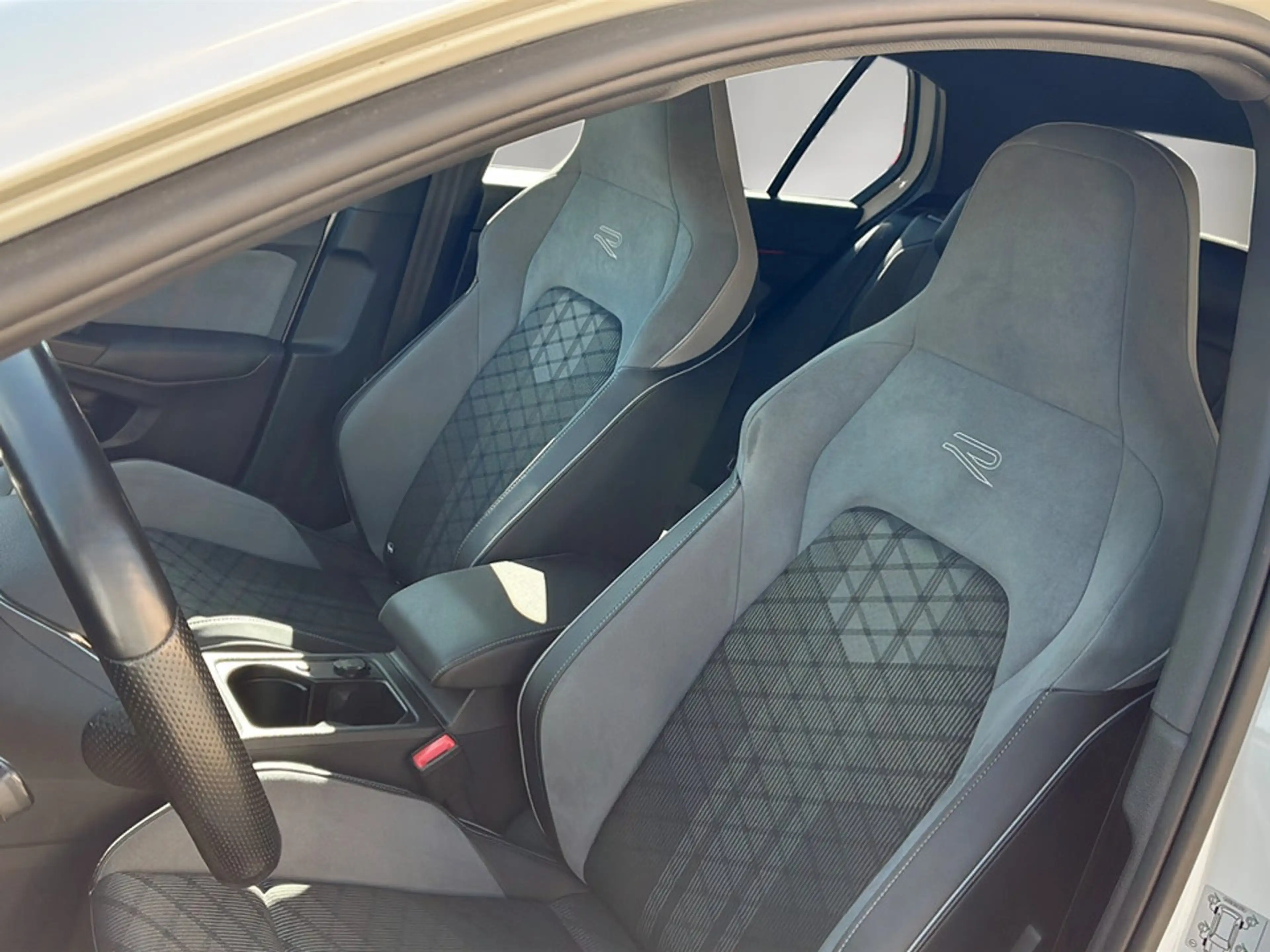 Volkswagen Golf R R-Line TSI — photo 8