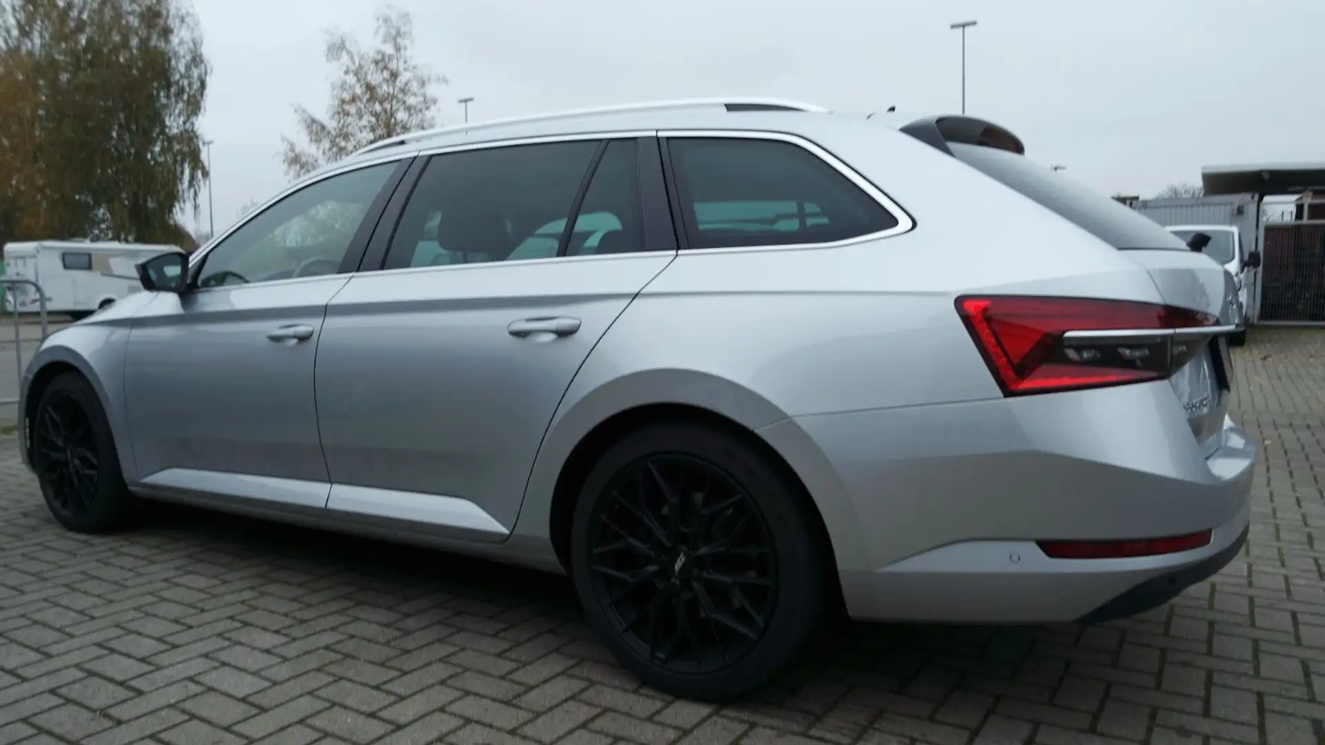 Skoda Superb Combi Style, LEDER, PANORAMA, ACC, AHK Silber - 2