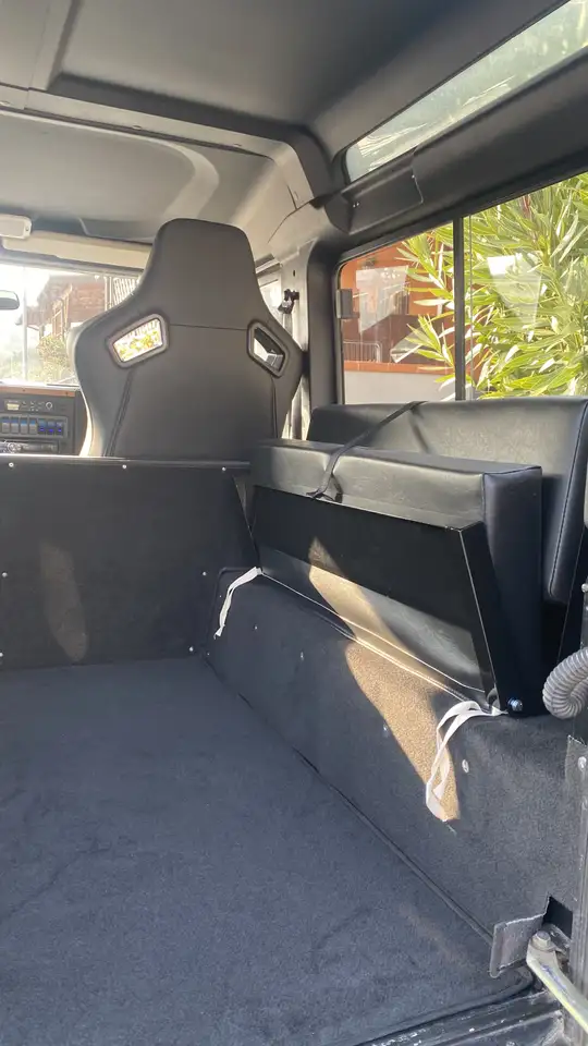Land Rover Defender 90 2.5 td5 County SW, foto 2