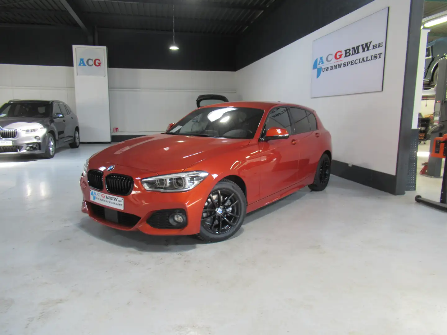 BMW 120 i Aut M Sport Navi LED Act CC LichtP Full Hist Top Orange - 2