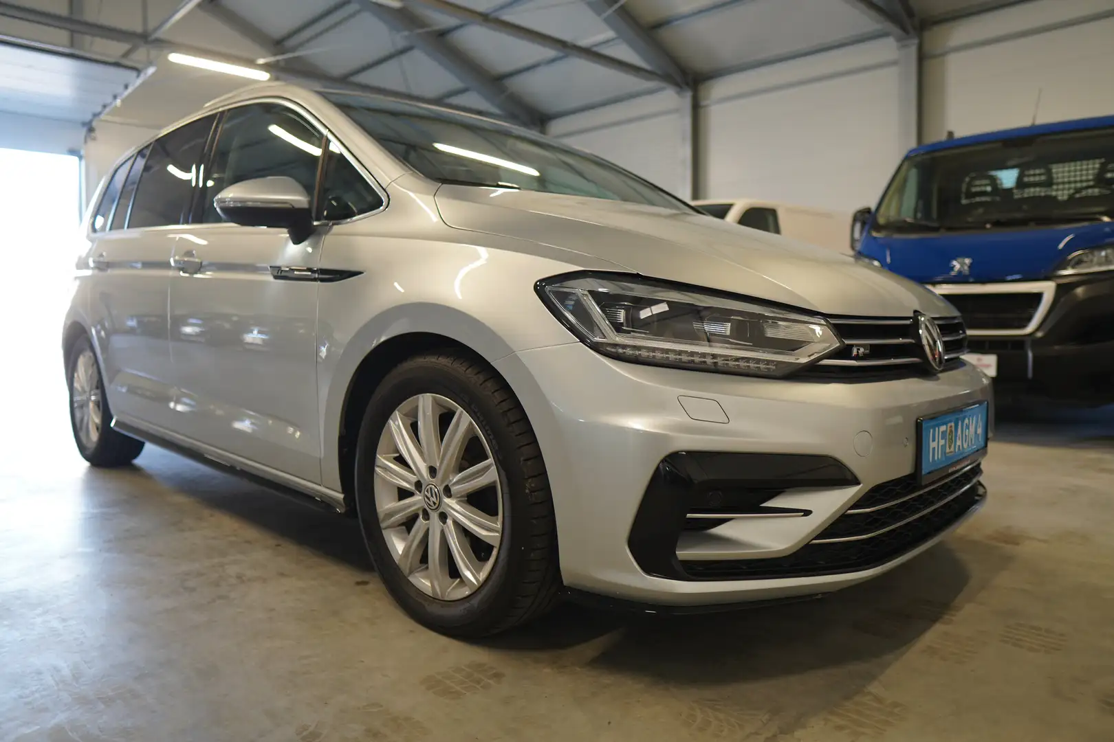 Volkswagen Touran Highline 2,0 TDI 7 SitzeDSG R-LINE MARIX NAVI PANO Zilver - 1