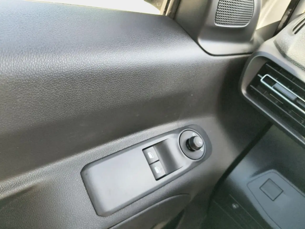 Opel Combo Life E 1.5D+LED+VIRTUAL+PDC+CARPLAY 18