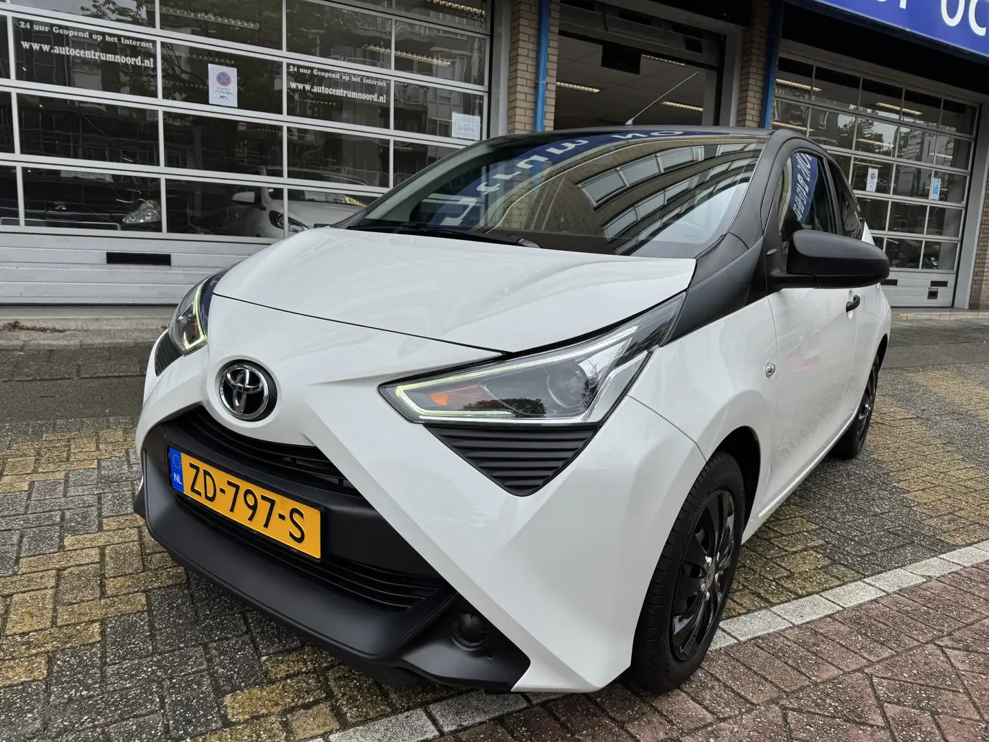 Toyota Aygo 1.0 VVT-i x-fun NAP | 1e Eigenaar | Airco | Carbon Wit - 2