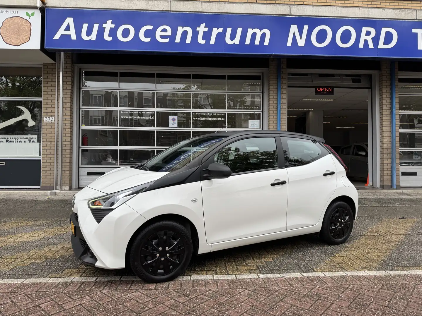 Toyota Aygo 1.0 VVT-i x-fun NAP | 1e Eigenaar | Airco | Carbon Wit - 1