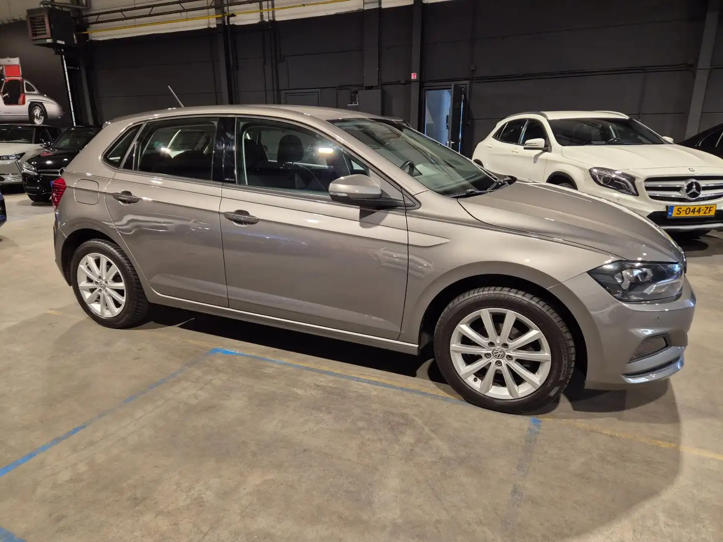 Volkswagen Polo 1.0 TSI Edition - Navigatie - CarPlay - Airco Grijs - 2