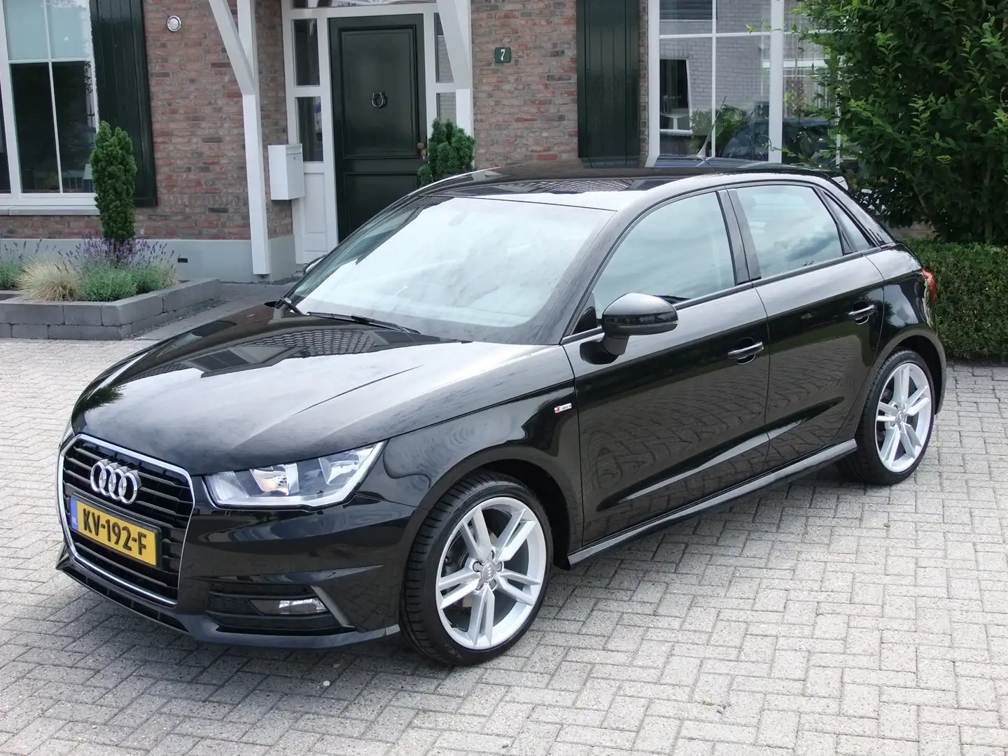 Audi A1 Sportback 1.0 TFSI Adrenalin , S-line , Airco , Cr Zwart - 1