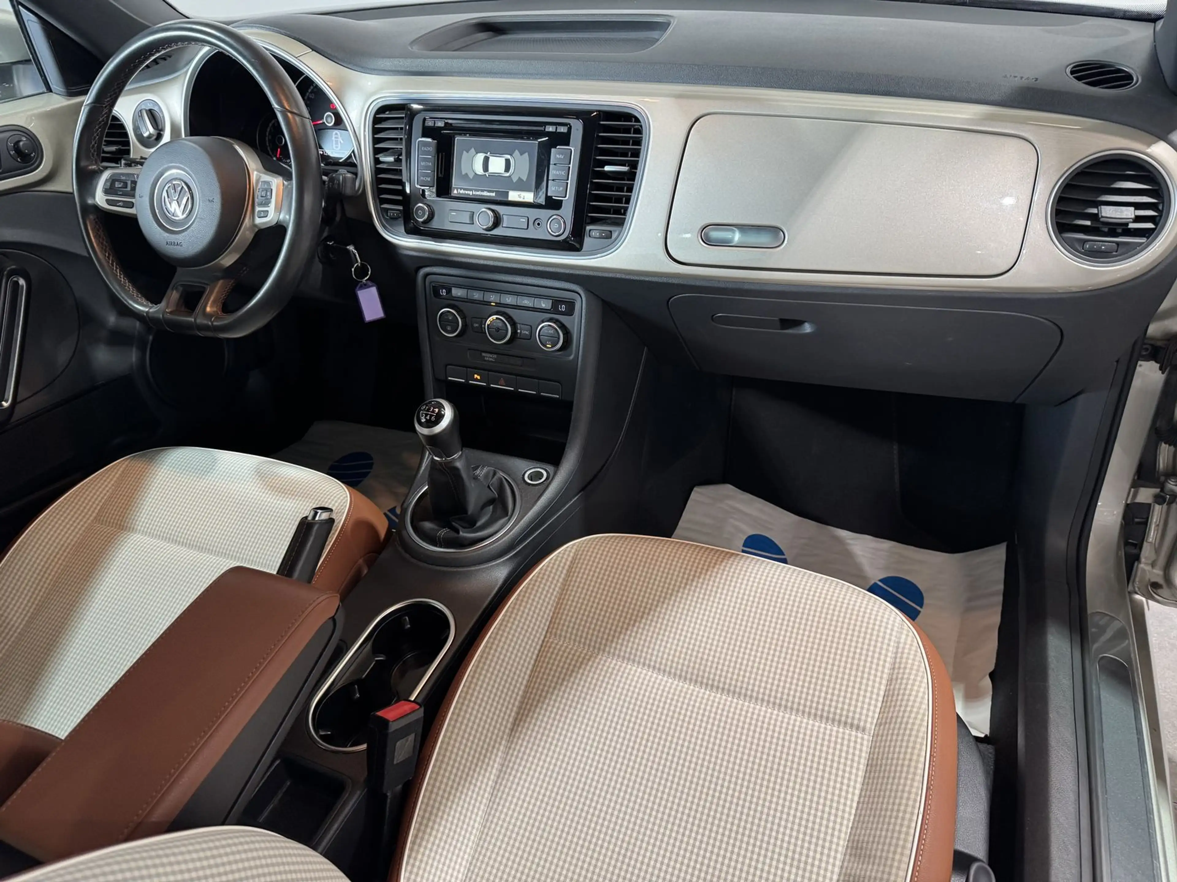 Volkswagen Beetle Cup*2.HAND*S-HEFT*PDC*SHZ*NAVI*KLIMA* — photo 9