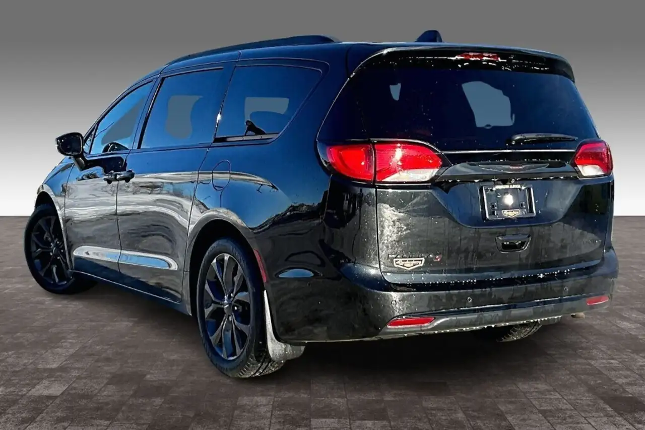 Chrysler Pacifica photo Chrysler Pacifica