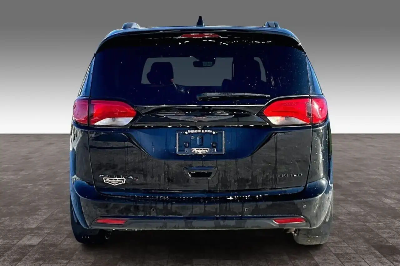 Chrysler Pacifica photo Chrysler Pacifica