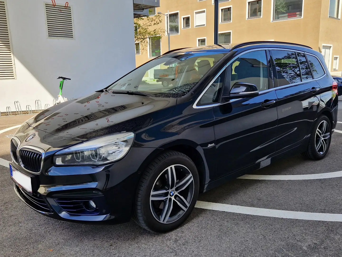 BMW 216 216d Gran Tourer Sport Line Aut. LED NAVI TEMP SHZ Schwarz - 1