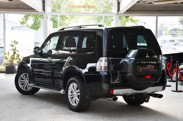 Mitsubishi Pajero view 3