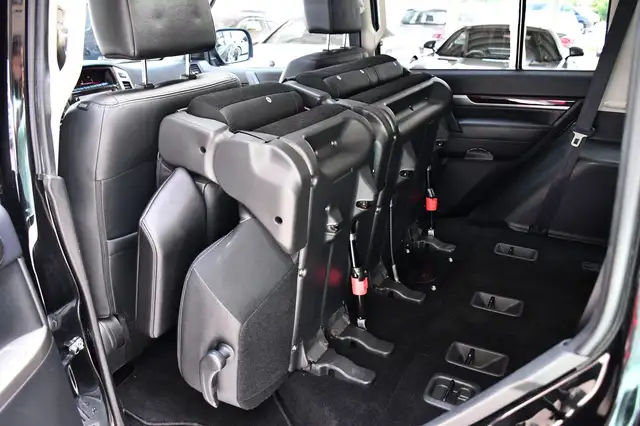Mitsubishi Pajero view 14
