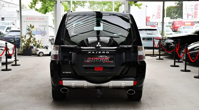 Mitsubishi Pajero view 5