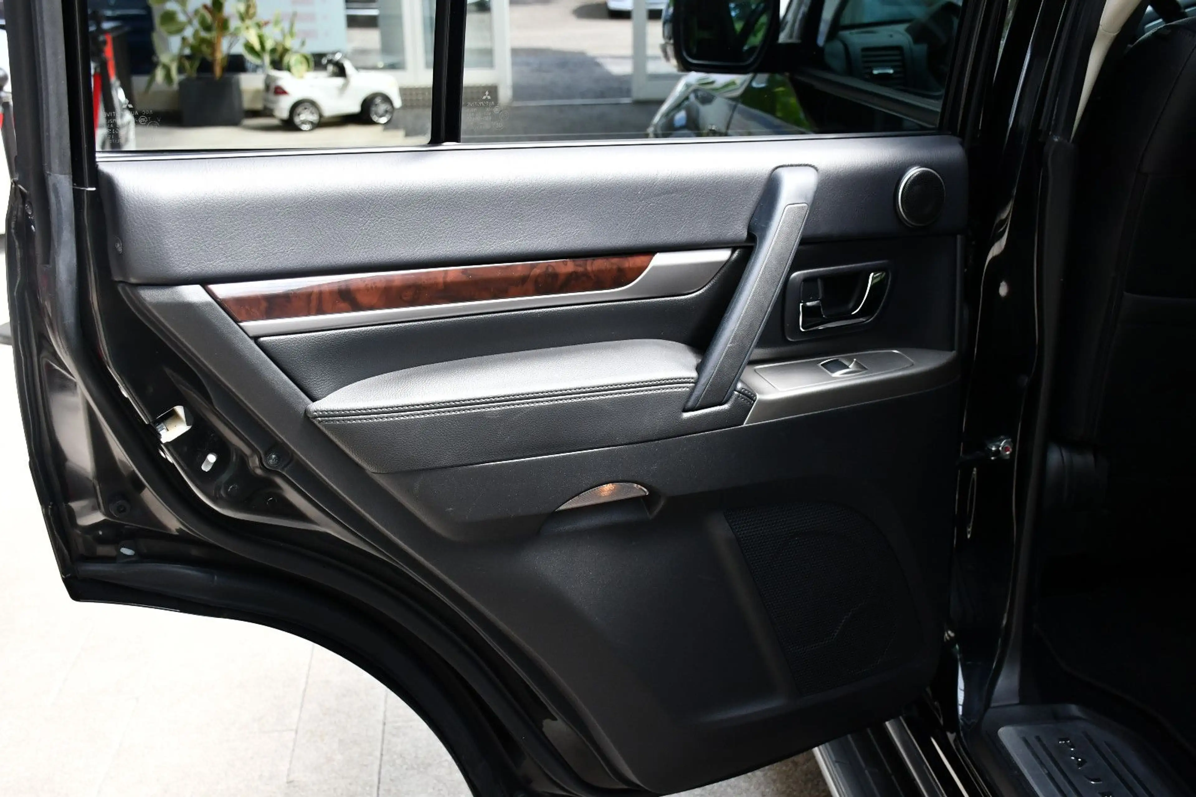 Mitsubishi Pajero 3.2 DI-D Top Navi Pano Kamera Ahk 1.Hand — photo 12