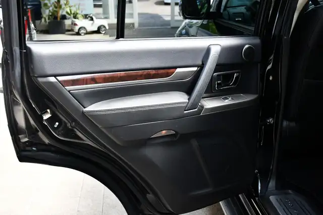 Mitsubishi Pajero view 12