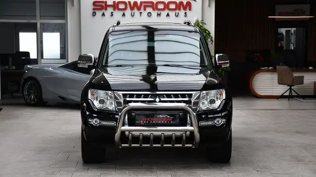 Mitsubishi Pajero view 4