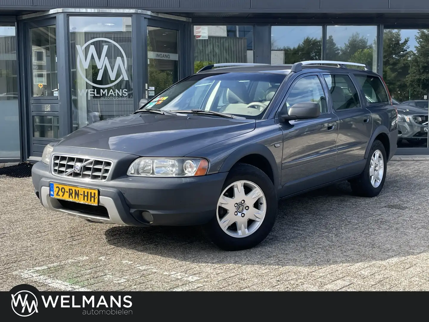 Volvo XC70 2.5T AWD Geartronic Momentum Youngtimer l Facelift Grijs - 1