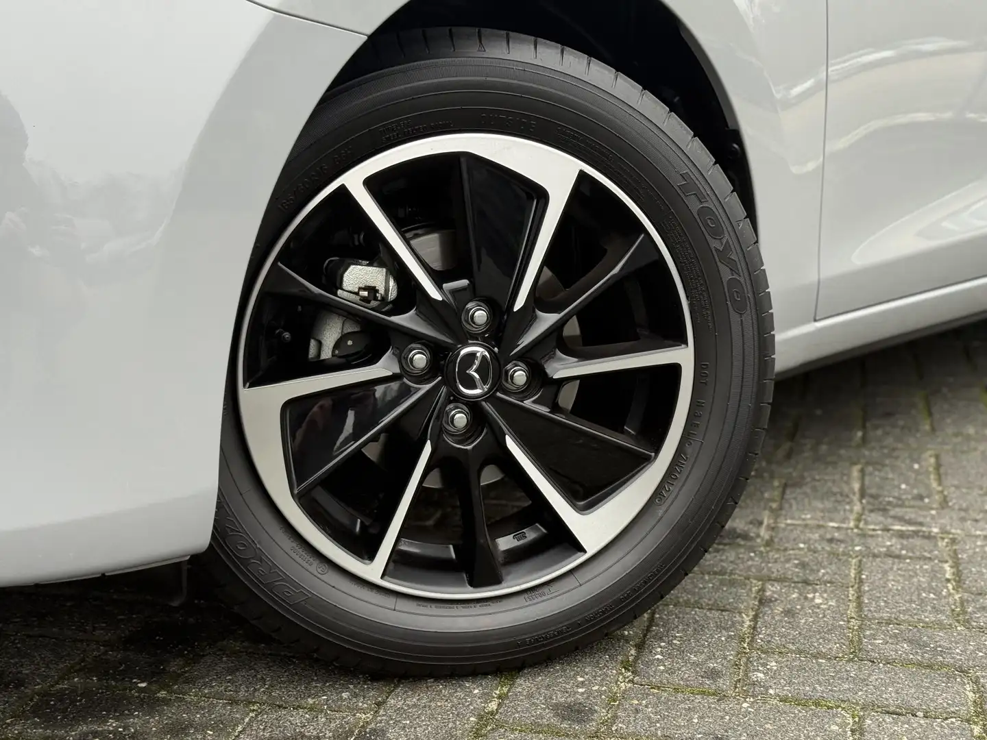 Mazda 2 1.5 e-SkyActiv-G 90 Homura Aka | Full option! | Tr Gris - 2