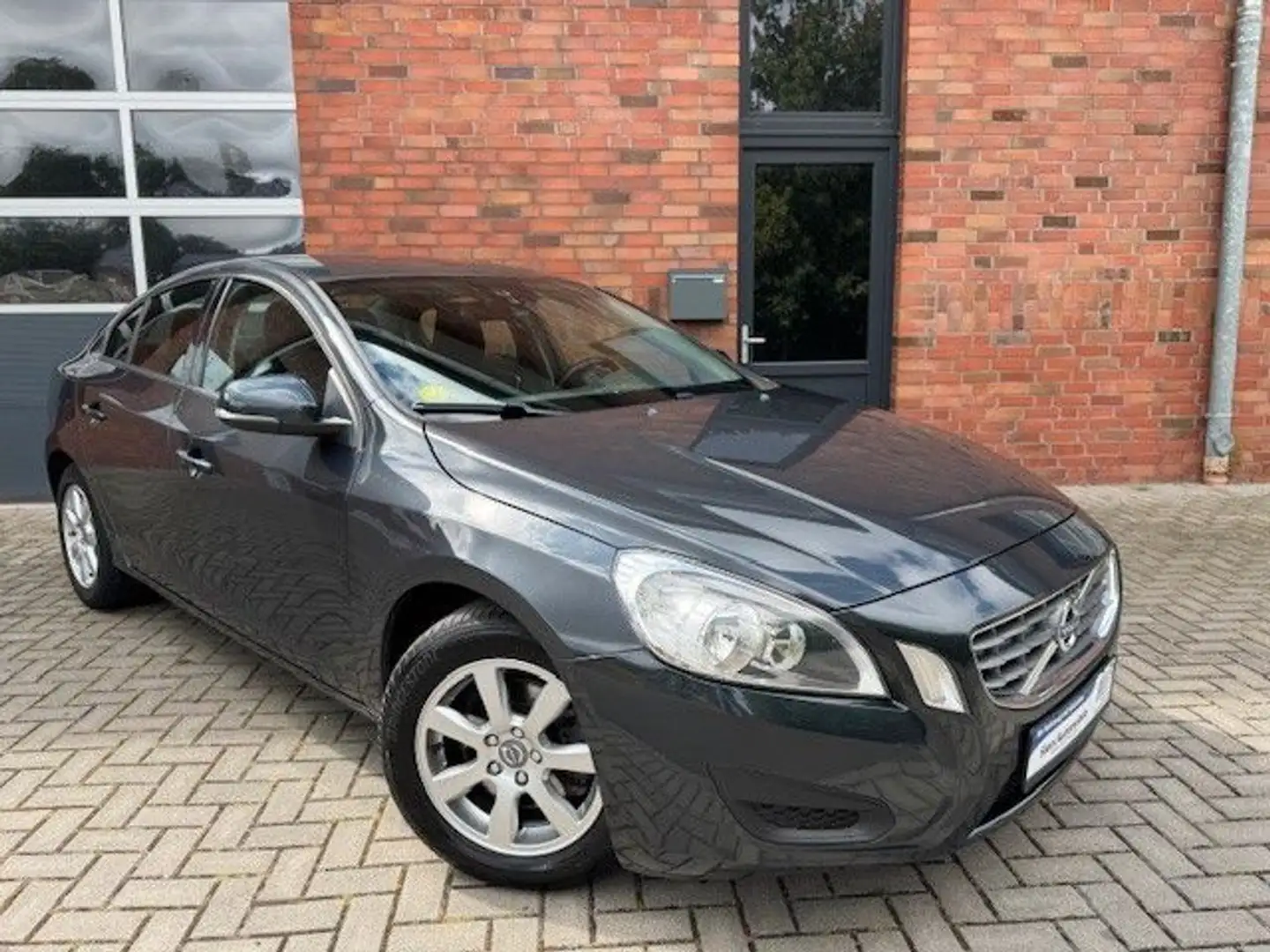 Volvo S60 D2 AUTOMATIK Серый - 2