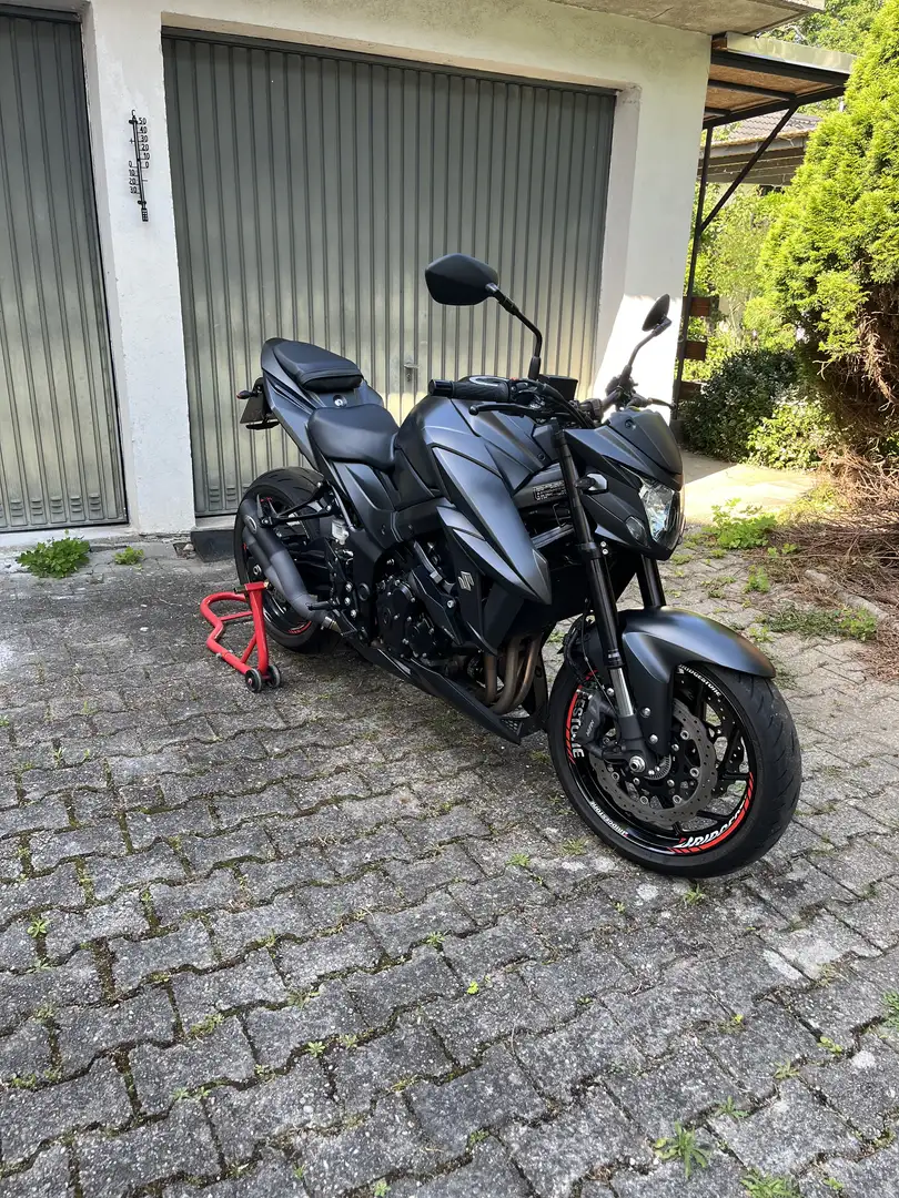 Suzuki GSX 750 Sportauspuff, Motorsturzpads, LED-Blinker, KH kurz Schwarz - 1