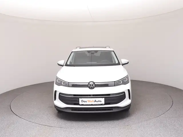 Volkswagen Tiguan view 3