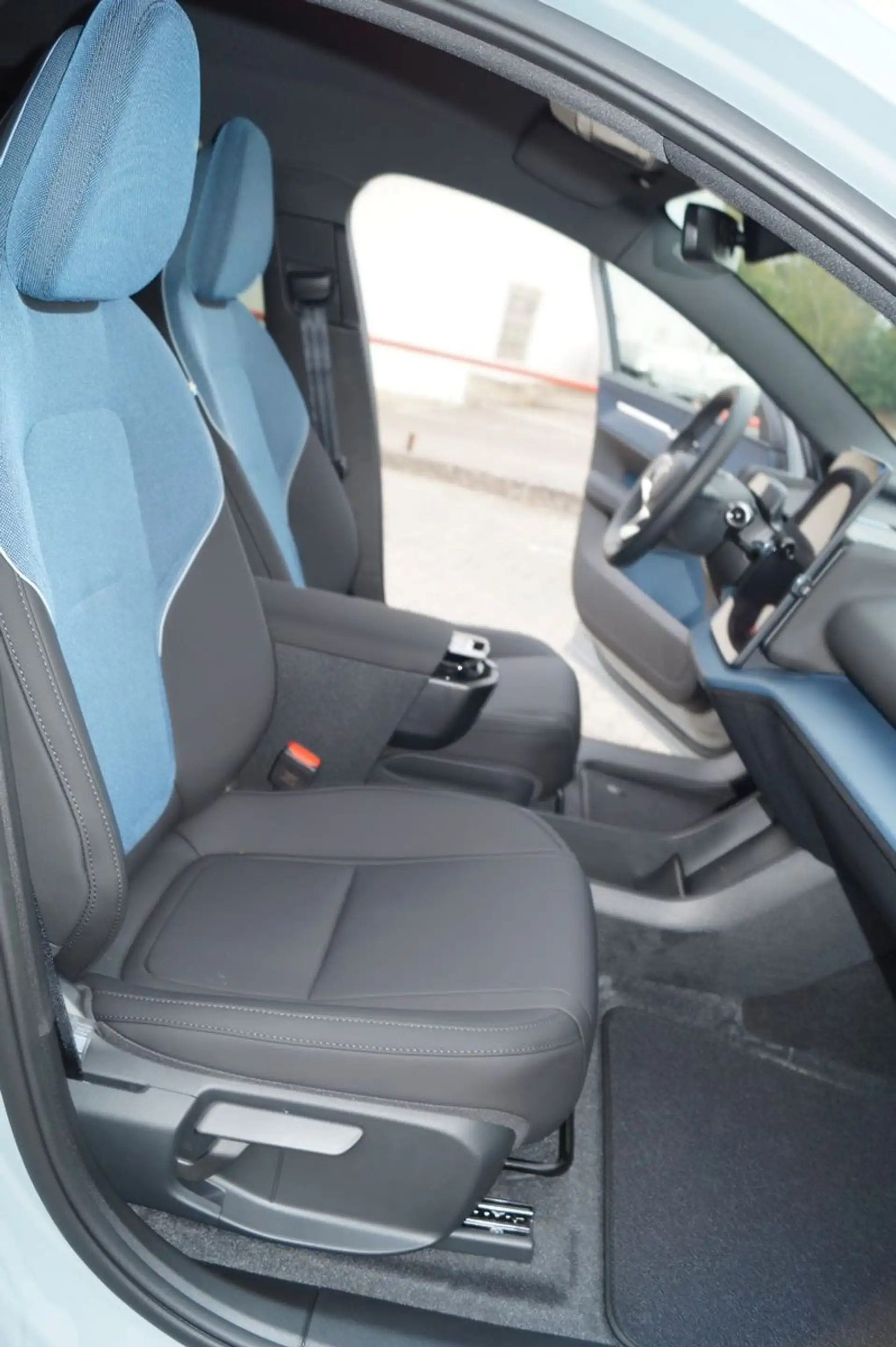 Volvo EX30 P5 Plus Aut/Sitzheiz./Lenkradheiz./BLIS/ACC — photo 11