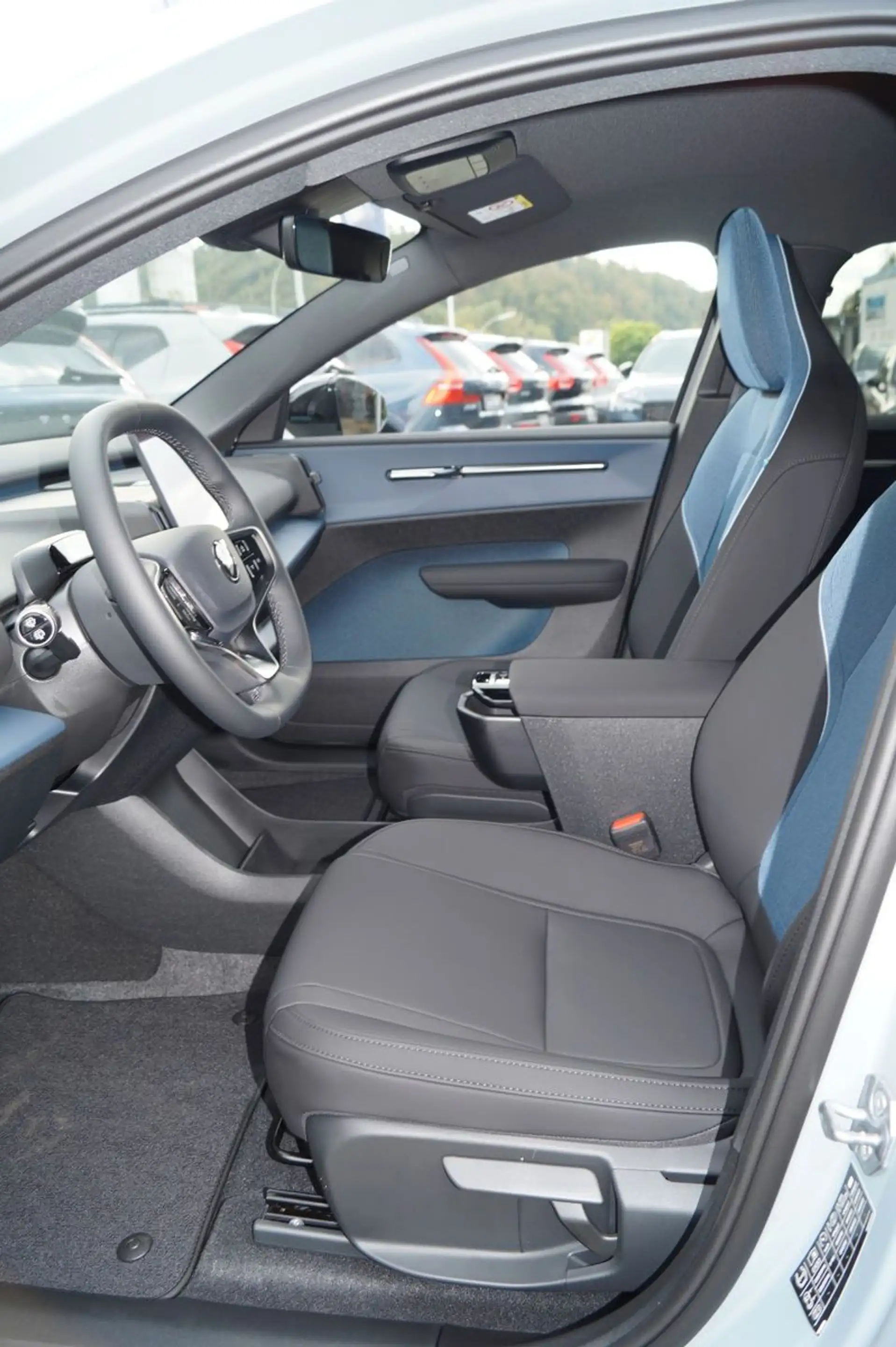 Volvo EX30 P5 Plus Aut/Sitzheiz./Lenkradheiz./BLIS/ACC — photo 6