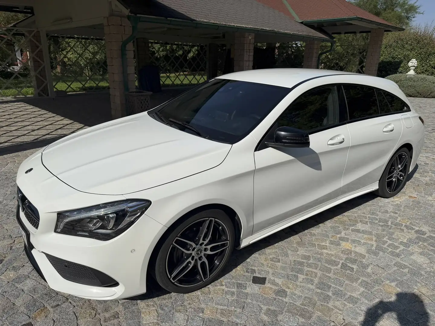 Mercedes-Benz CLA 200 CLA 200 d Shooting Brake Austria Edition AMG-Line Aut. Austria Edition Weiß - 2