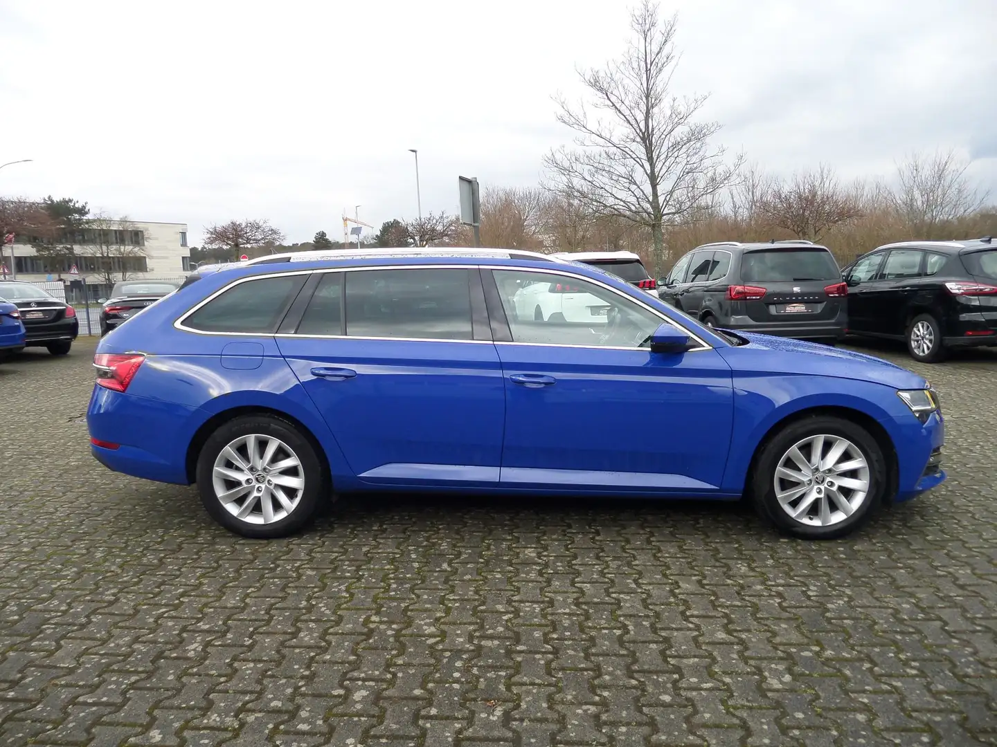 Skoda Superb Automatik+Hybrid+Style+Pano-SD+4xSHZ+Navi+AHK+LED Blau - 1