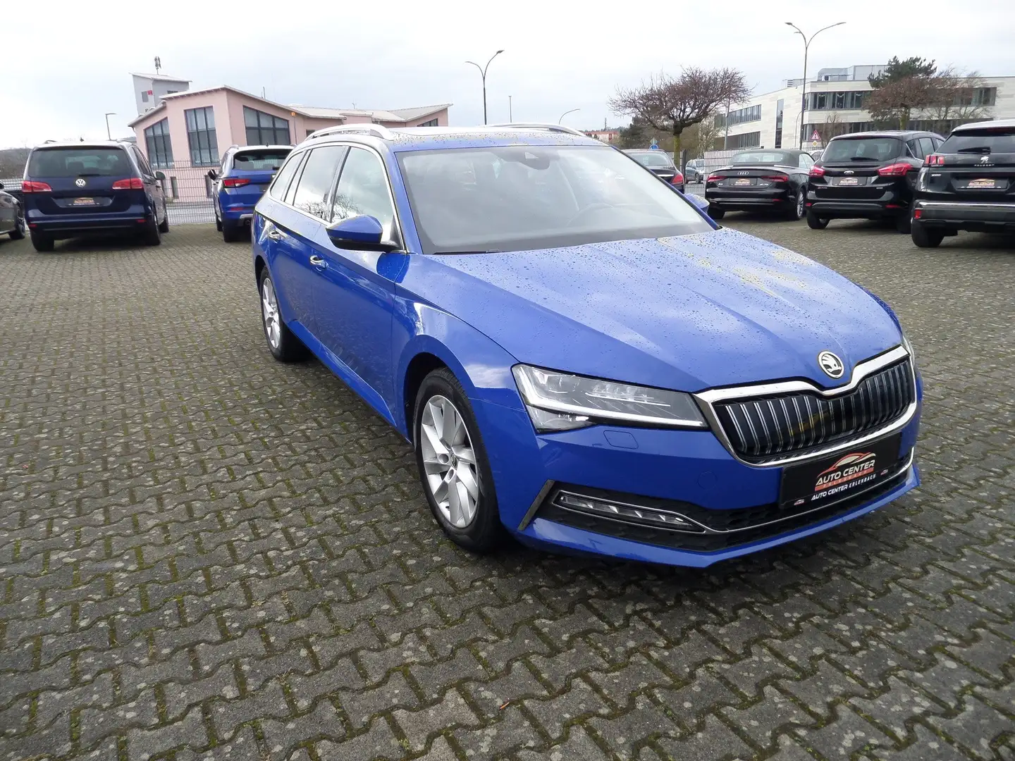 Skoda Superb Automatik+Hybrid+Style+Pano-SD+4xSHZ+Navi+AHK+LED Blau - 2