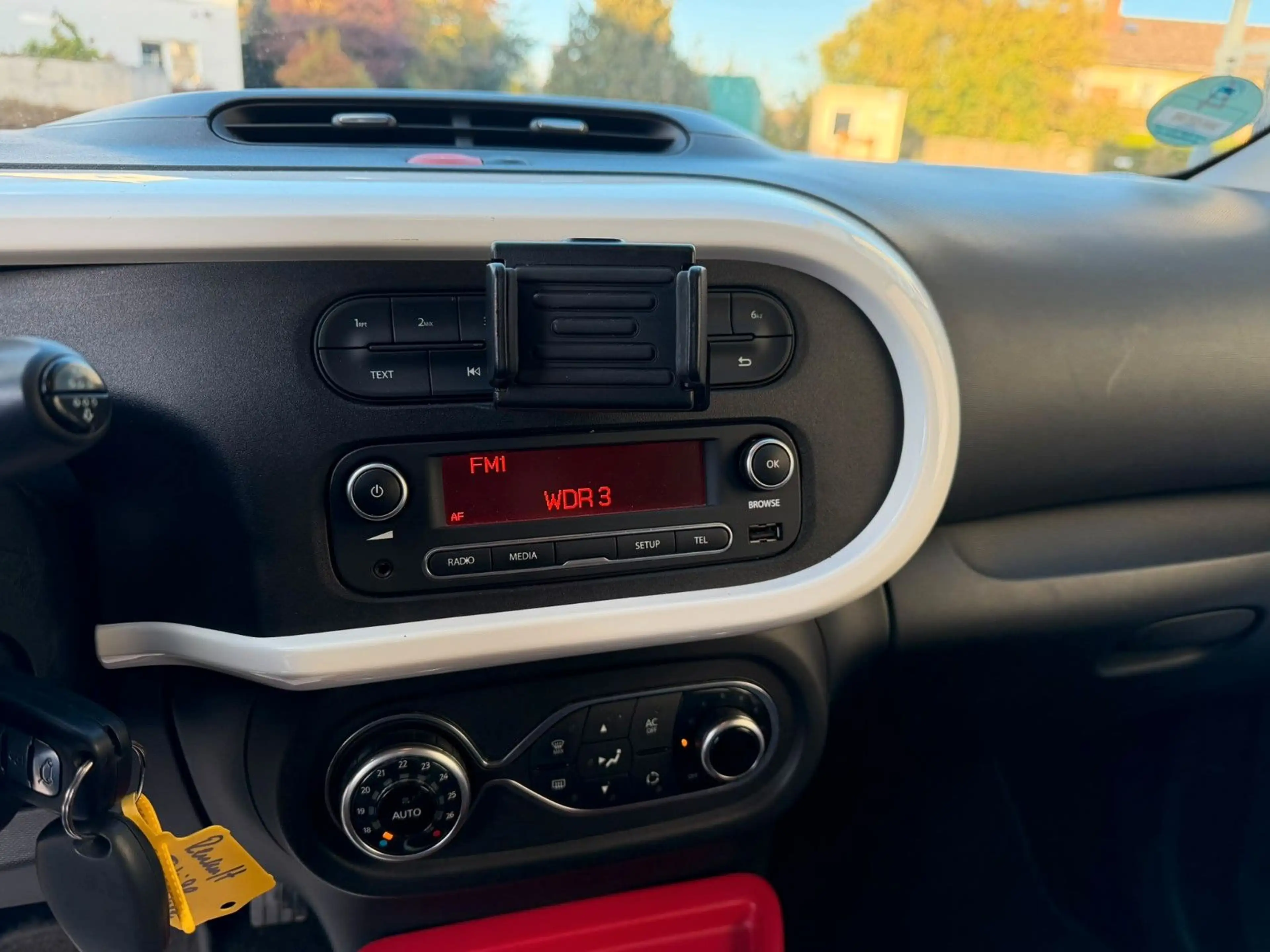 Renault Twingo Luxe — photo 13