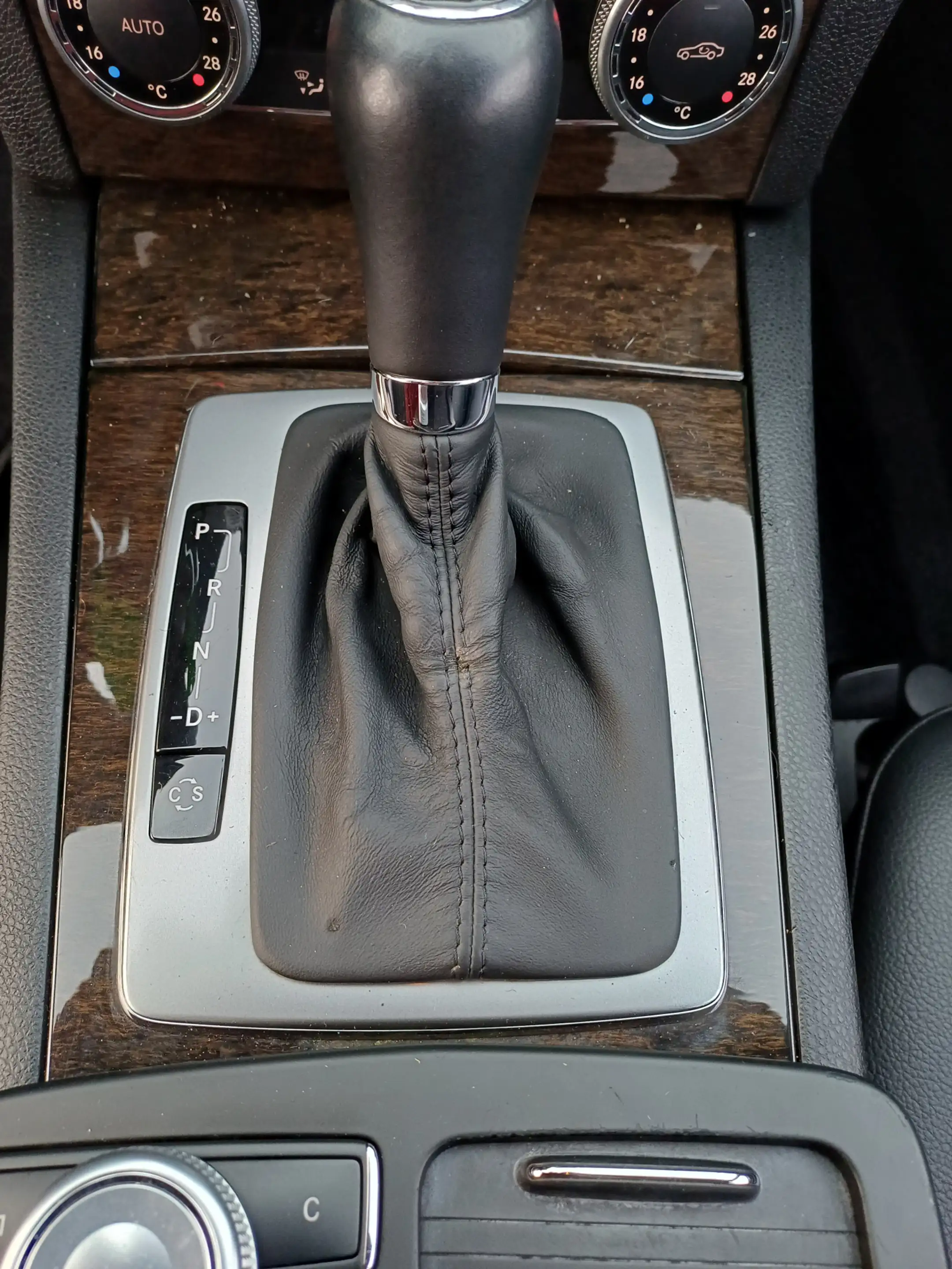 Mercedes-Benz C 350 CGI BlueEFFICIENCY Elegance — photo 38