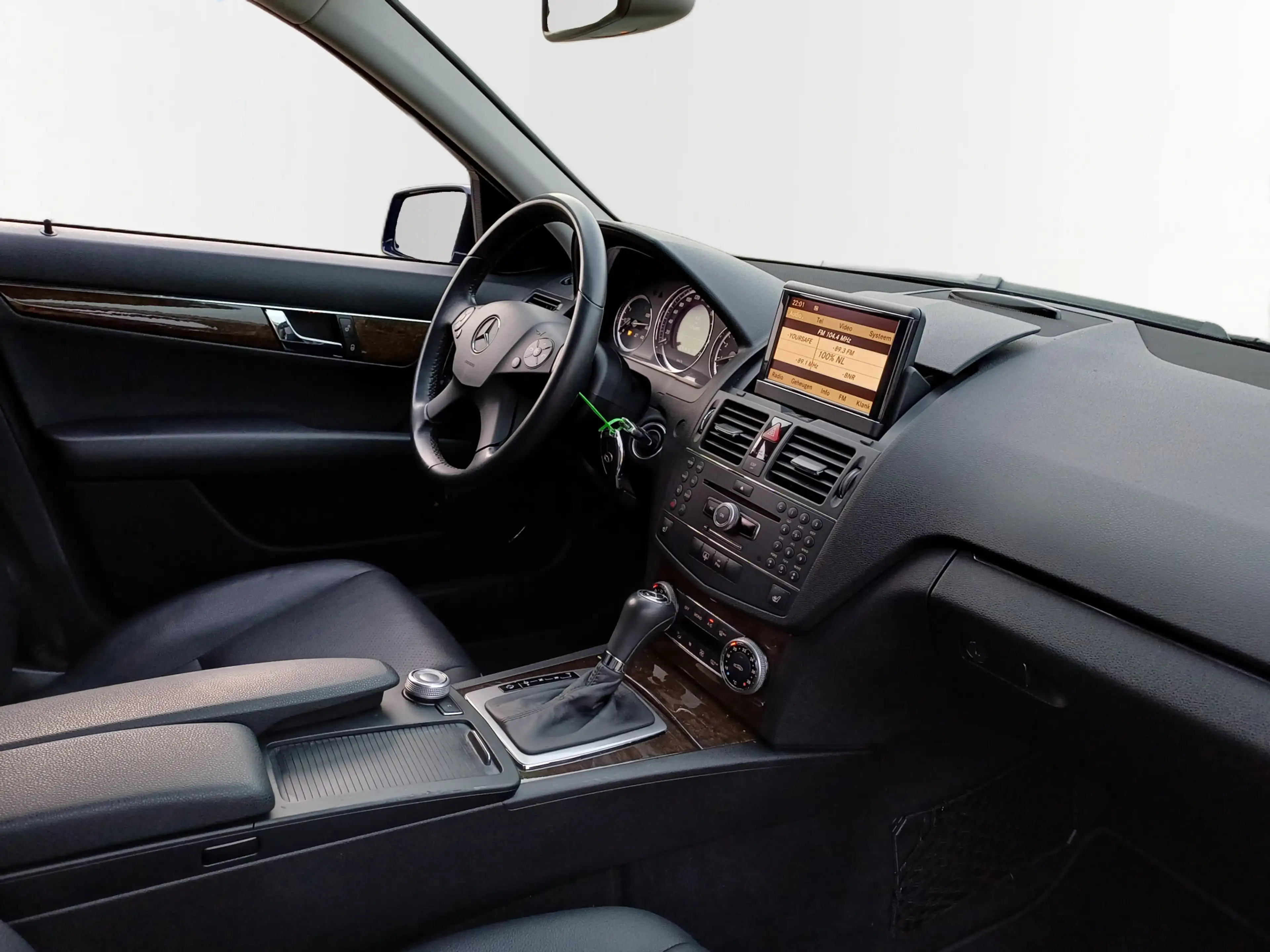 Mercedes-Benz C 350 CGI BlueEFFICIENCY Elegance — photo 35