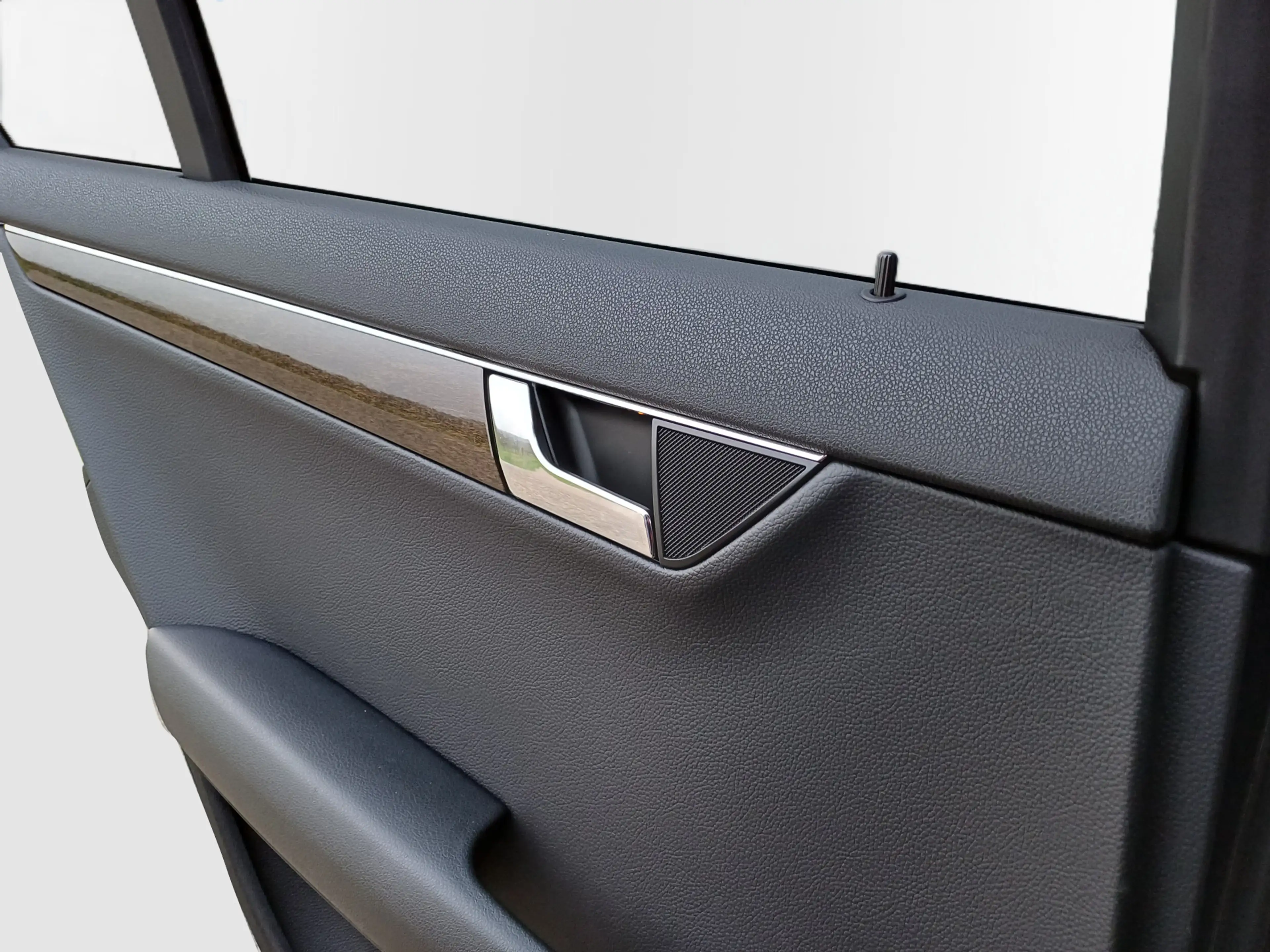 Mercedes-Benz C 350 CGI BlueEFFICIENCY Elegance — photo 31