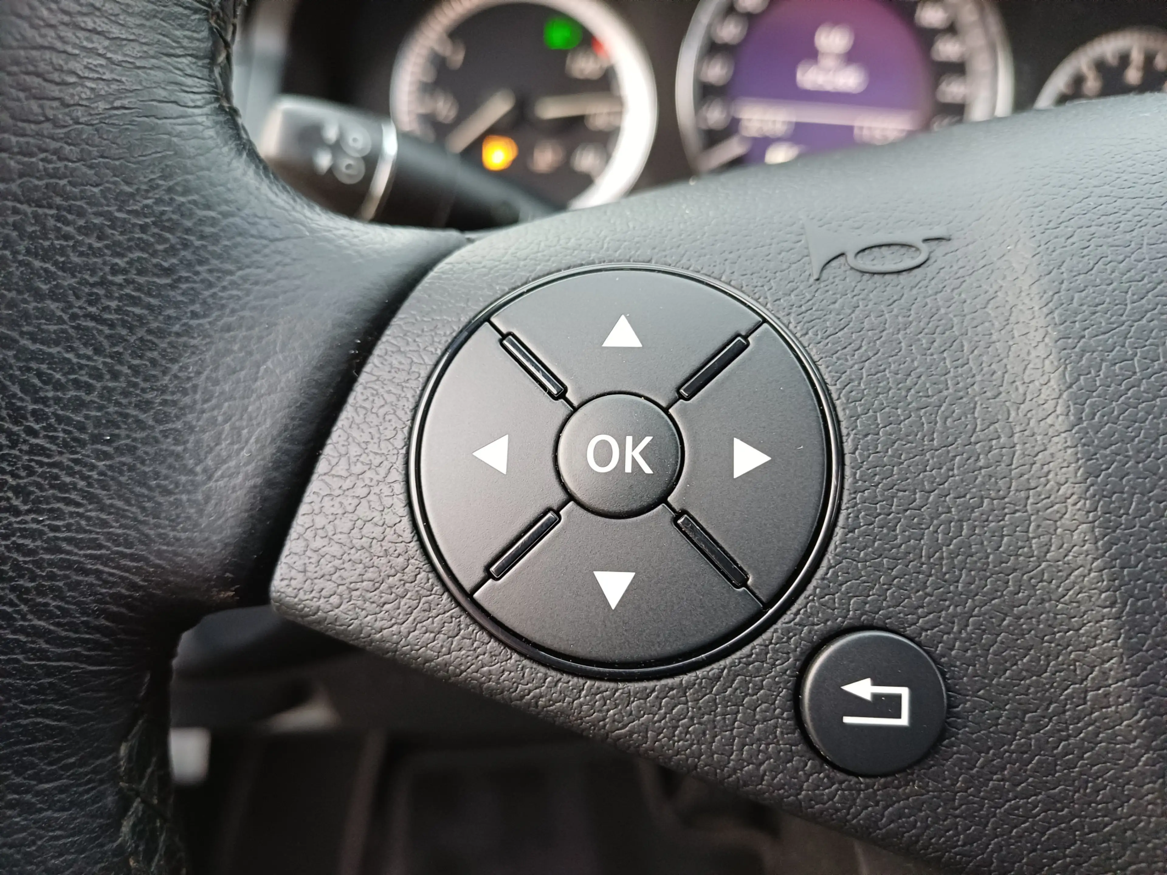 Mercedes-Benz C 350 CGI BlueEFFICIENCY Elegance — photo 42