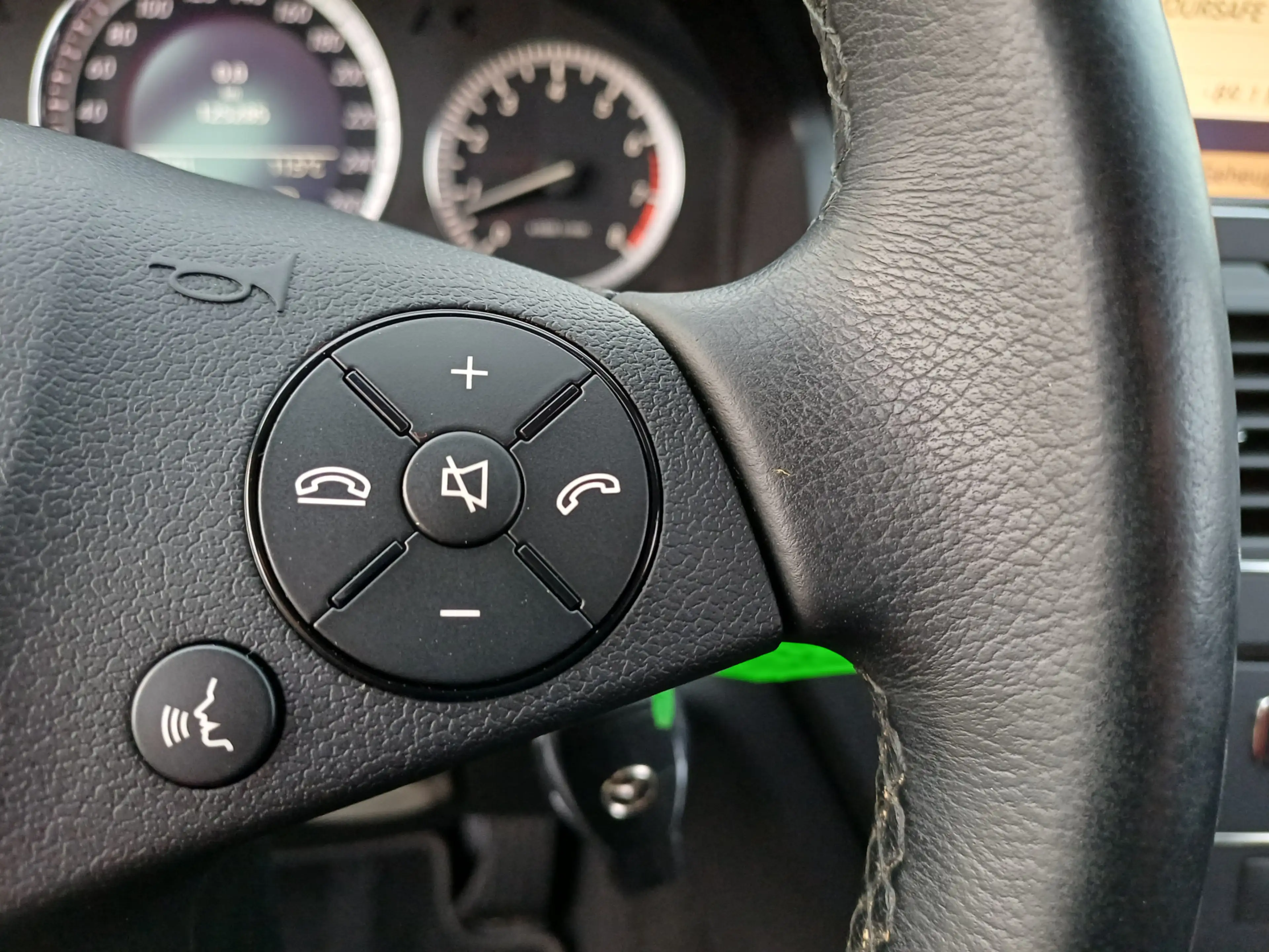 Mercedes-Benz C 350 CGI BlueEFFICIENCY Elegance — photo 41