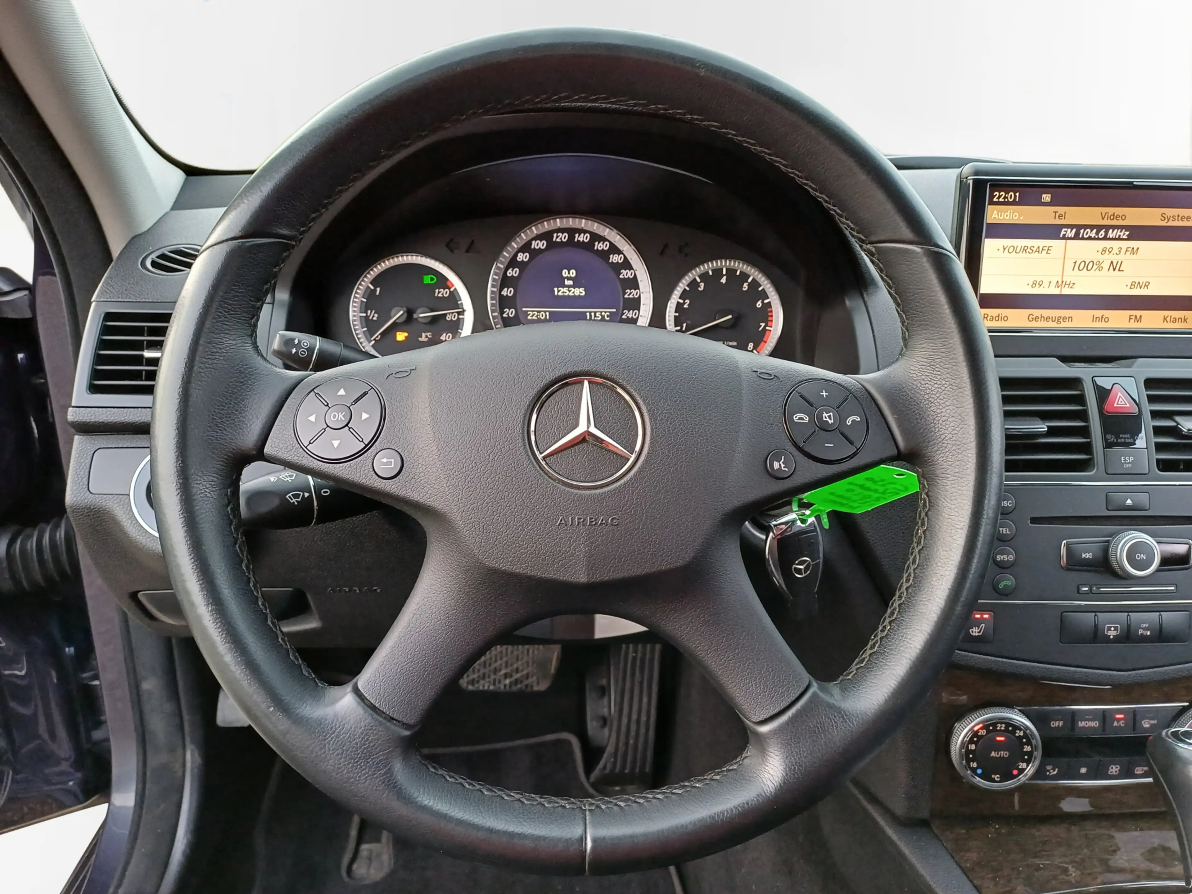 Mercedes-Benz C 350 CGI BlueEFFICIENCY Elegance — photo 40