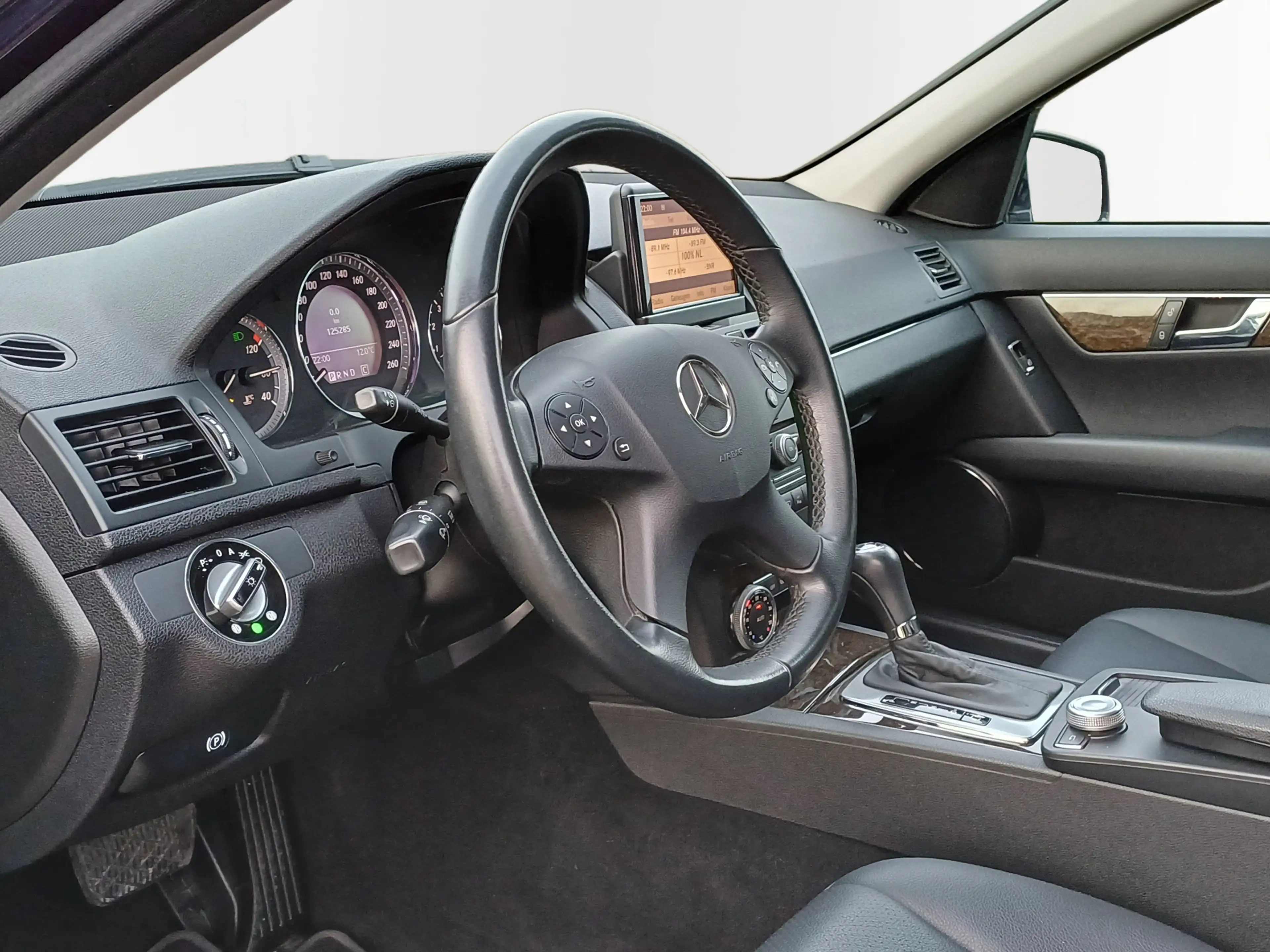 Mercedes-Benz C 350 CGI BlueEFFICIENCY Elegance — photo 23