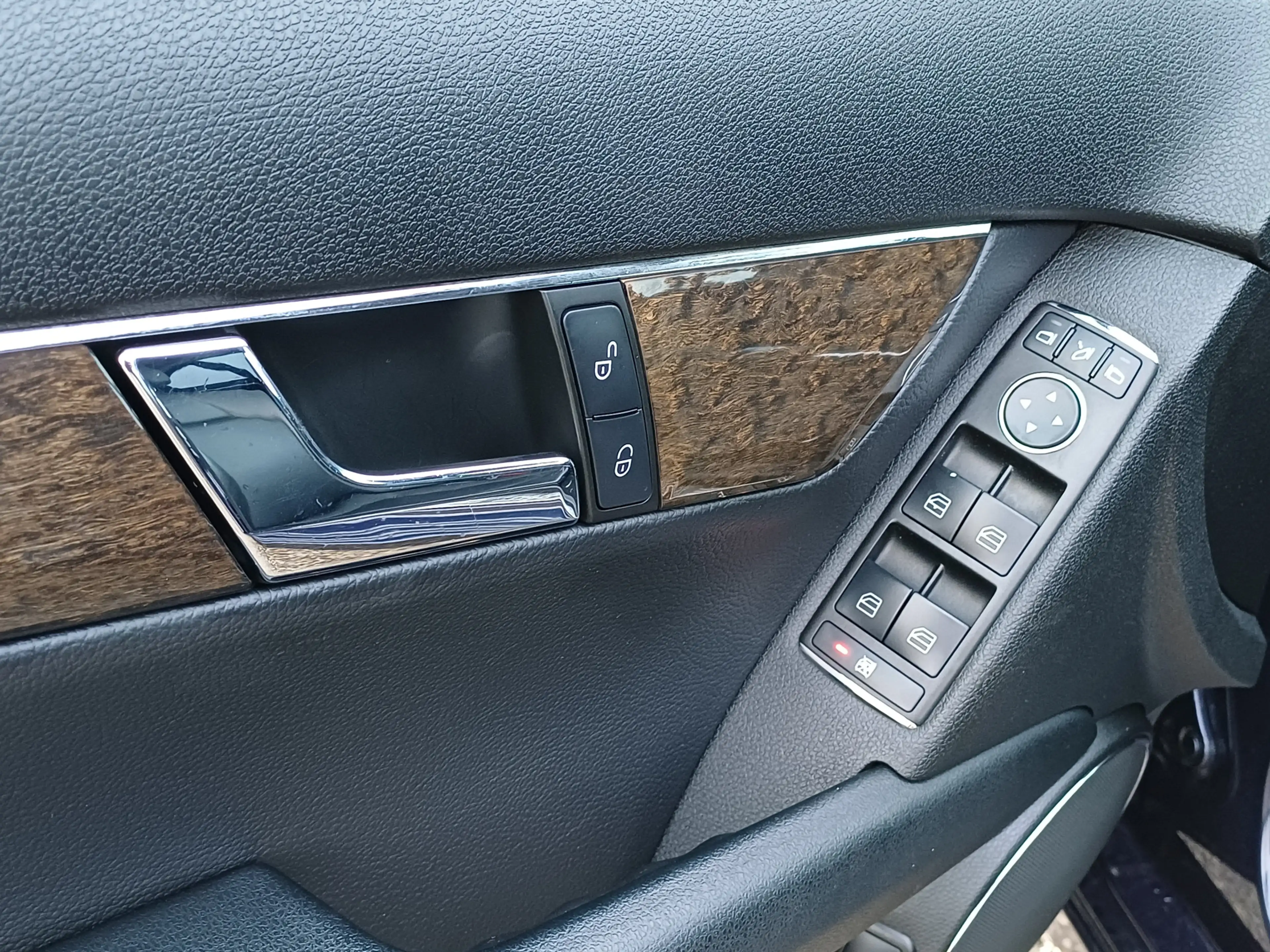 Mercedes-Benz C 350 CGI BlueEFFICIENCY Elegance — photo 25