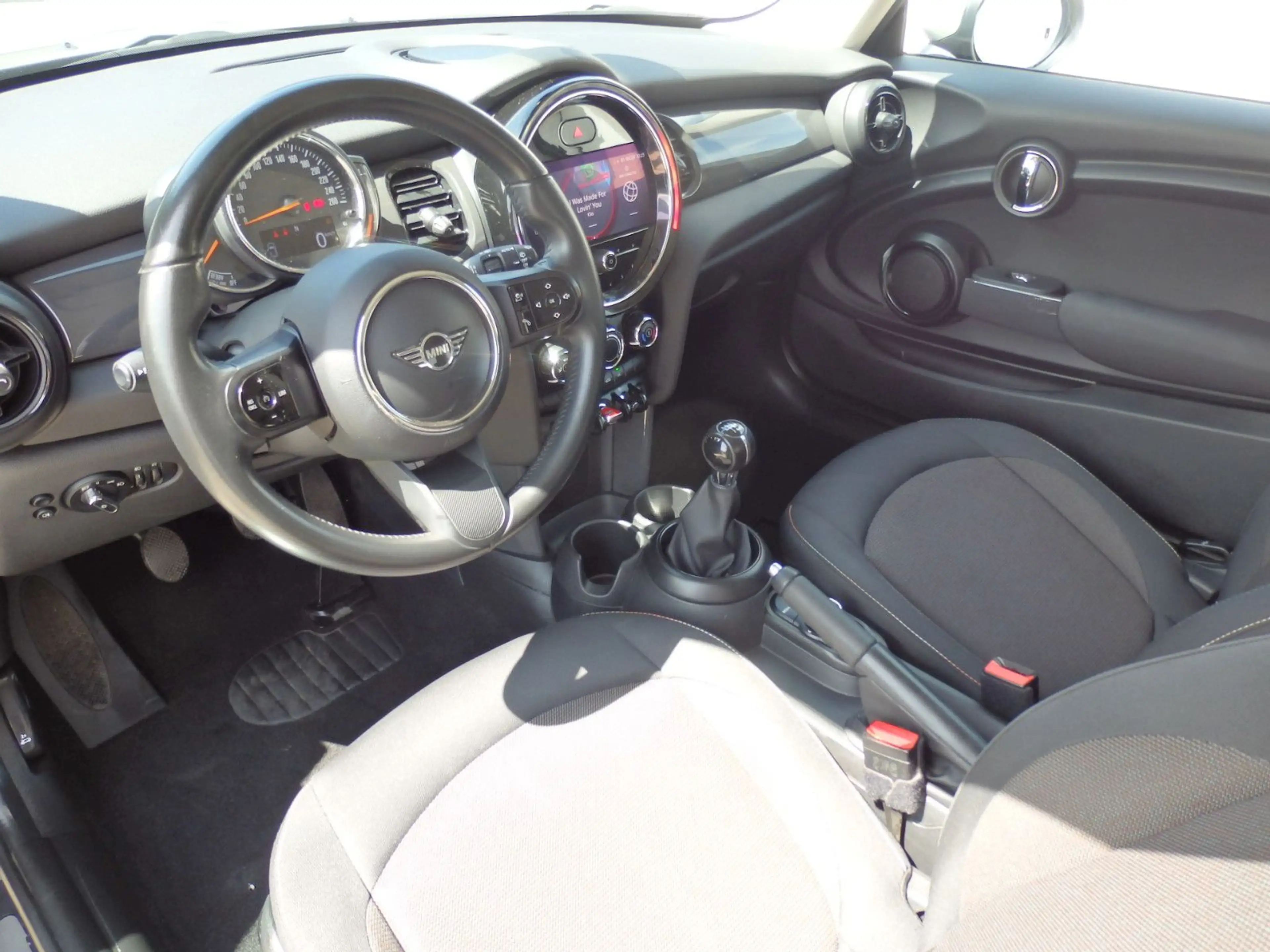 MINI One One Essential Trim LED Klima 16"Alu Sportlenkrad — photo 5