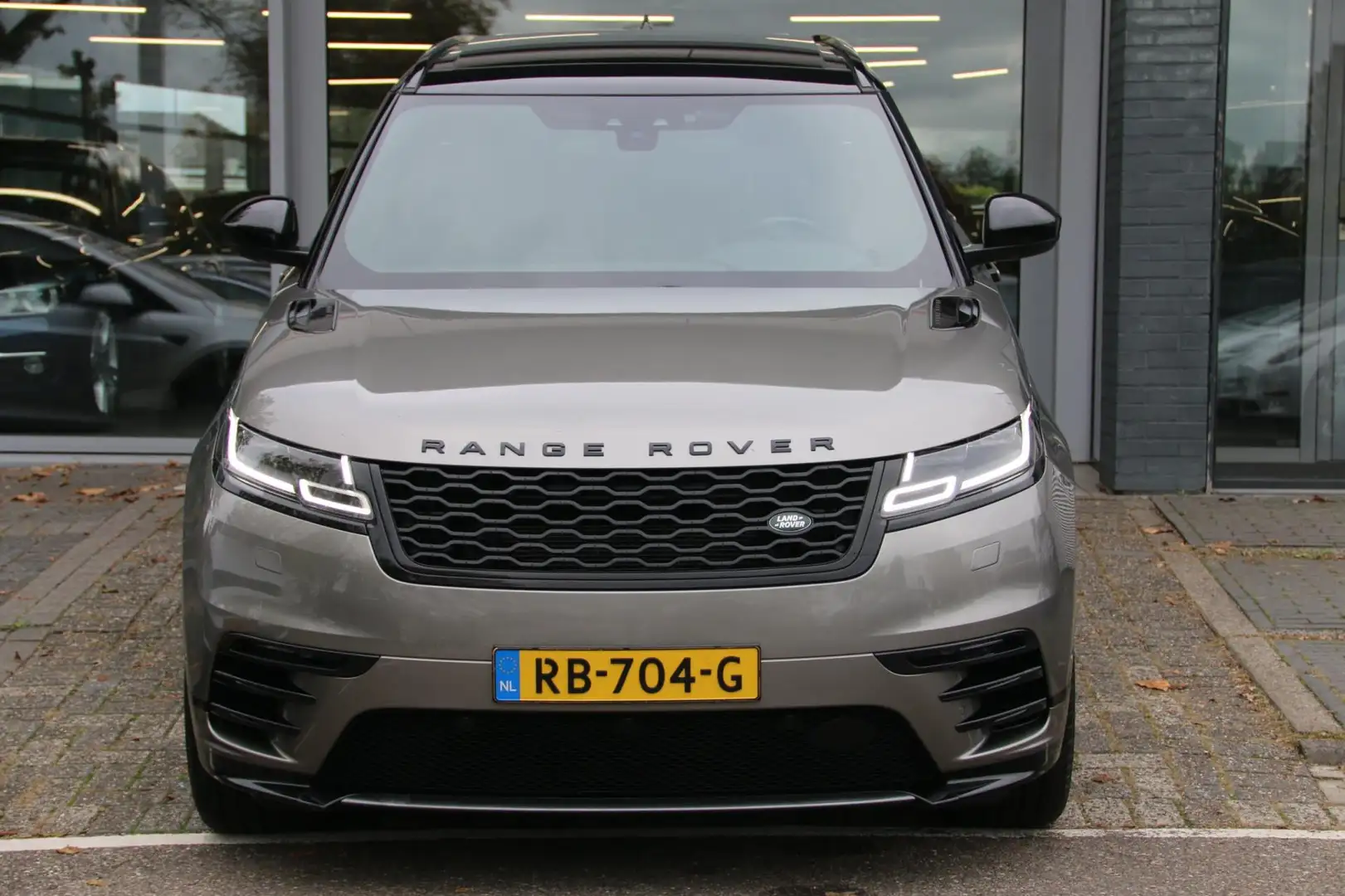 Land Rover Range Rover Velar 3.0 V6 AWD R-Dynamic HSE LUCHTVERING VOL! Grijs - 2