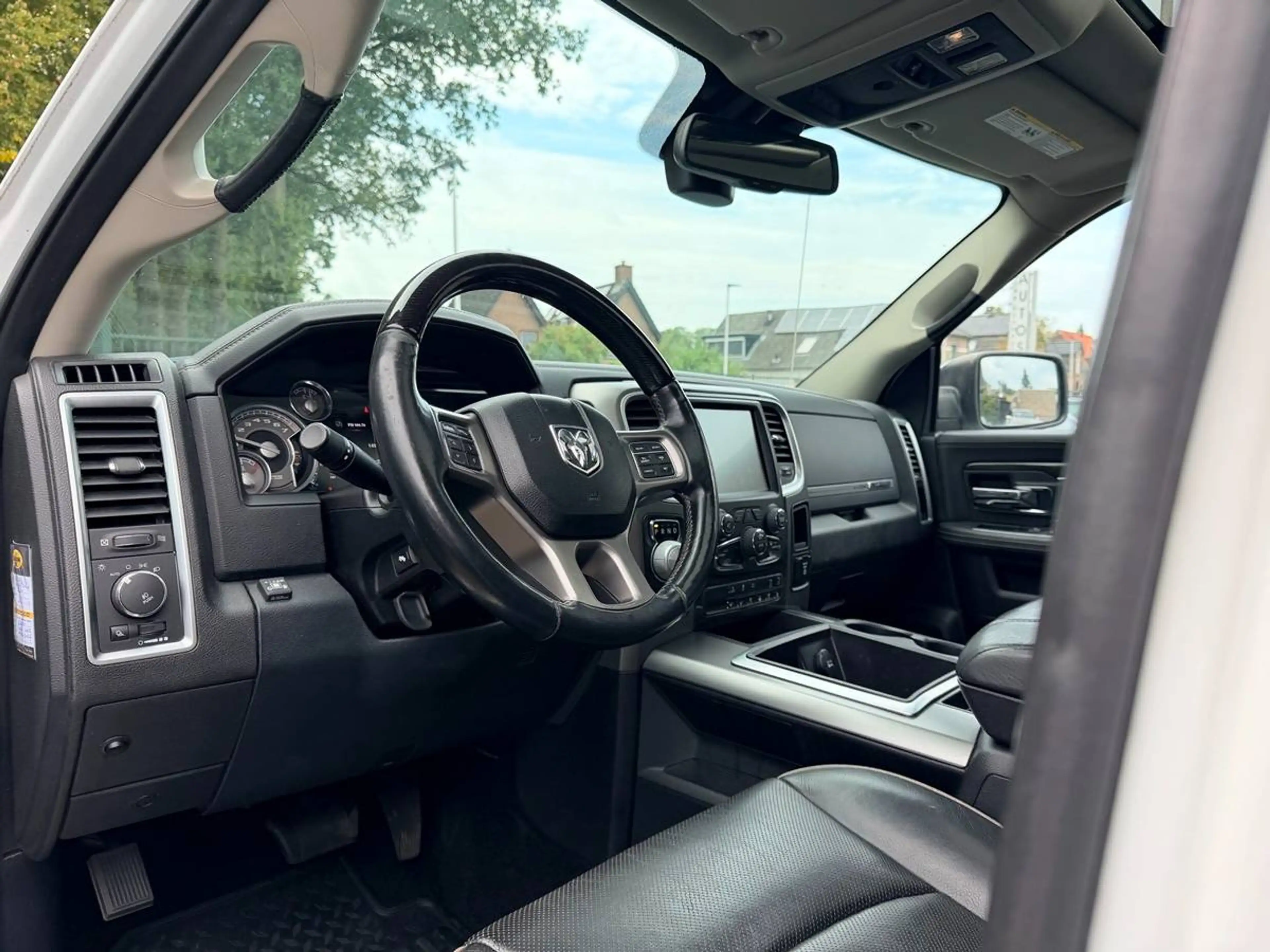 Dodge RAM 5.7 V8 4x4 QC Limited, Full Option, **Marge**, Weinig km, Zeer mooi! — photo 10