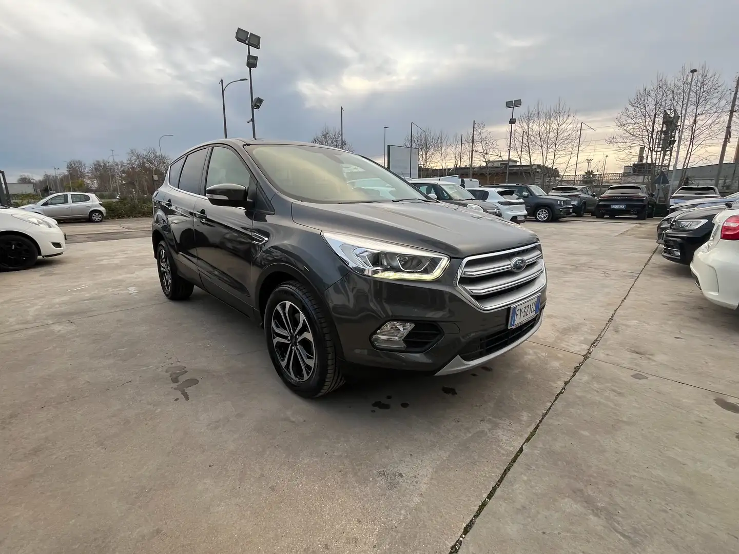 Ford Kuga Kuga 1.5 tdci Edition s Grau - 1